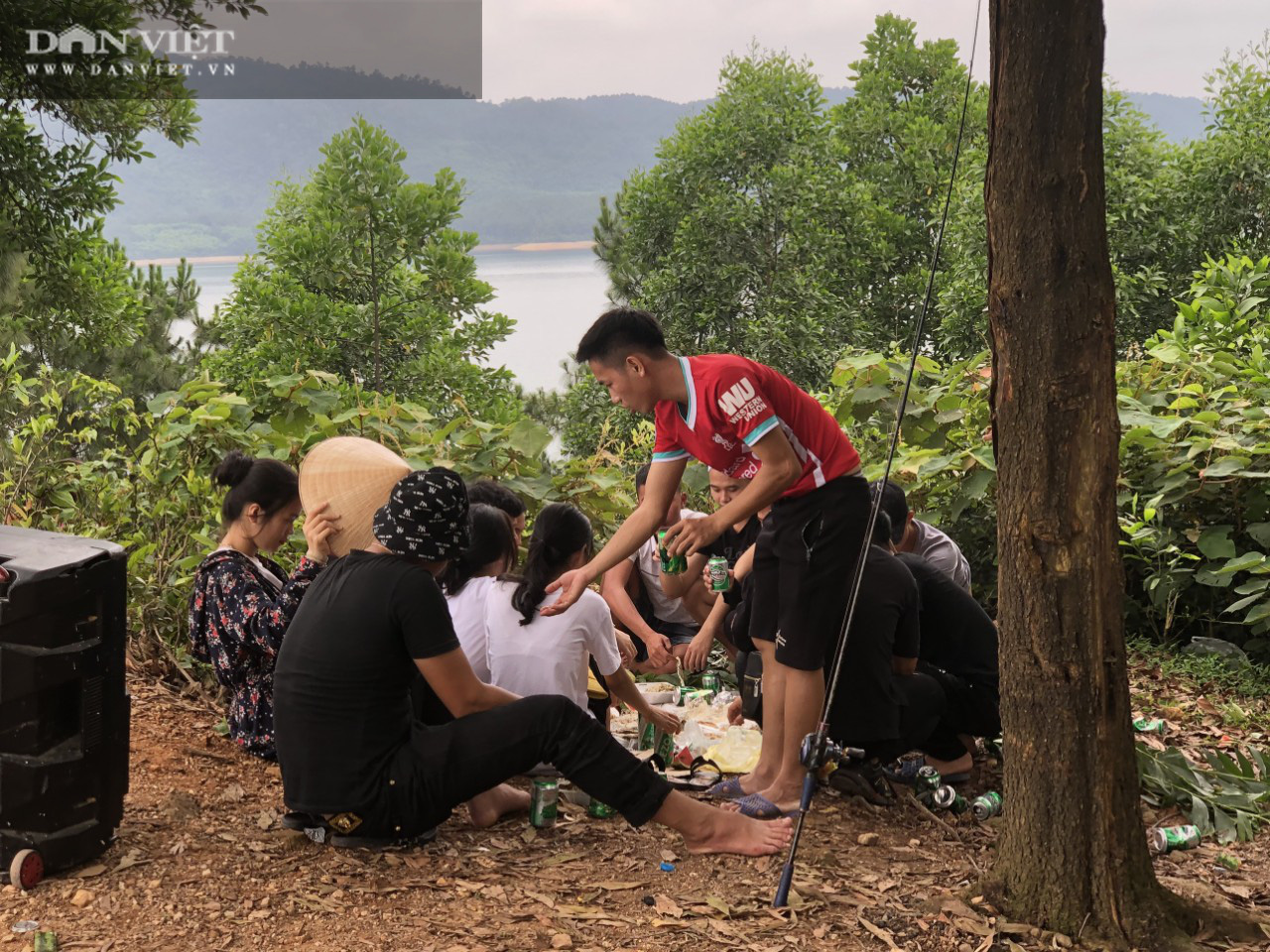 CLIP – ẢNH: Dòng người đổ về hồ Kẻ Gỗ (Hà Tĩnh) tham quan, nhiều người “quên” mang khẩu trang - Ảnh 8.