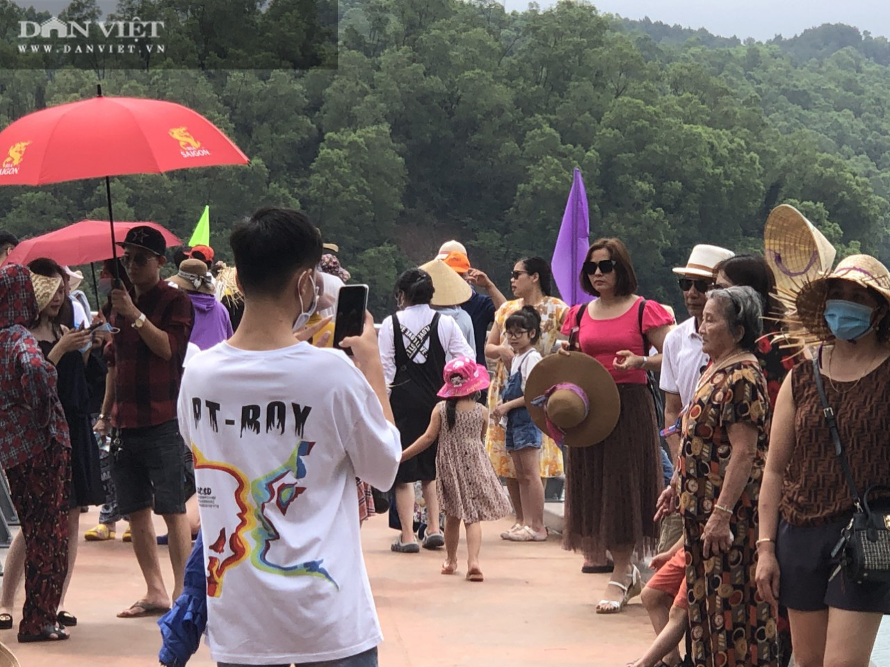 CLIP – ẢNH: Dòng người đổ về hồ Kẻ Gỗ (Hà Tĩnh) tham quan, nhiều người “quên” mang khẩu trang - Ảnh 4.