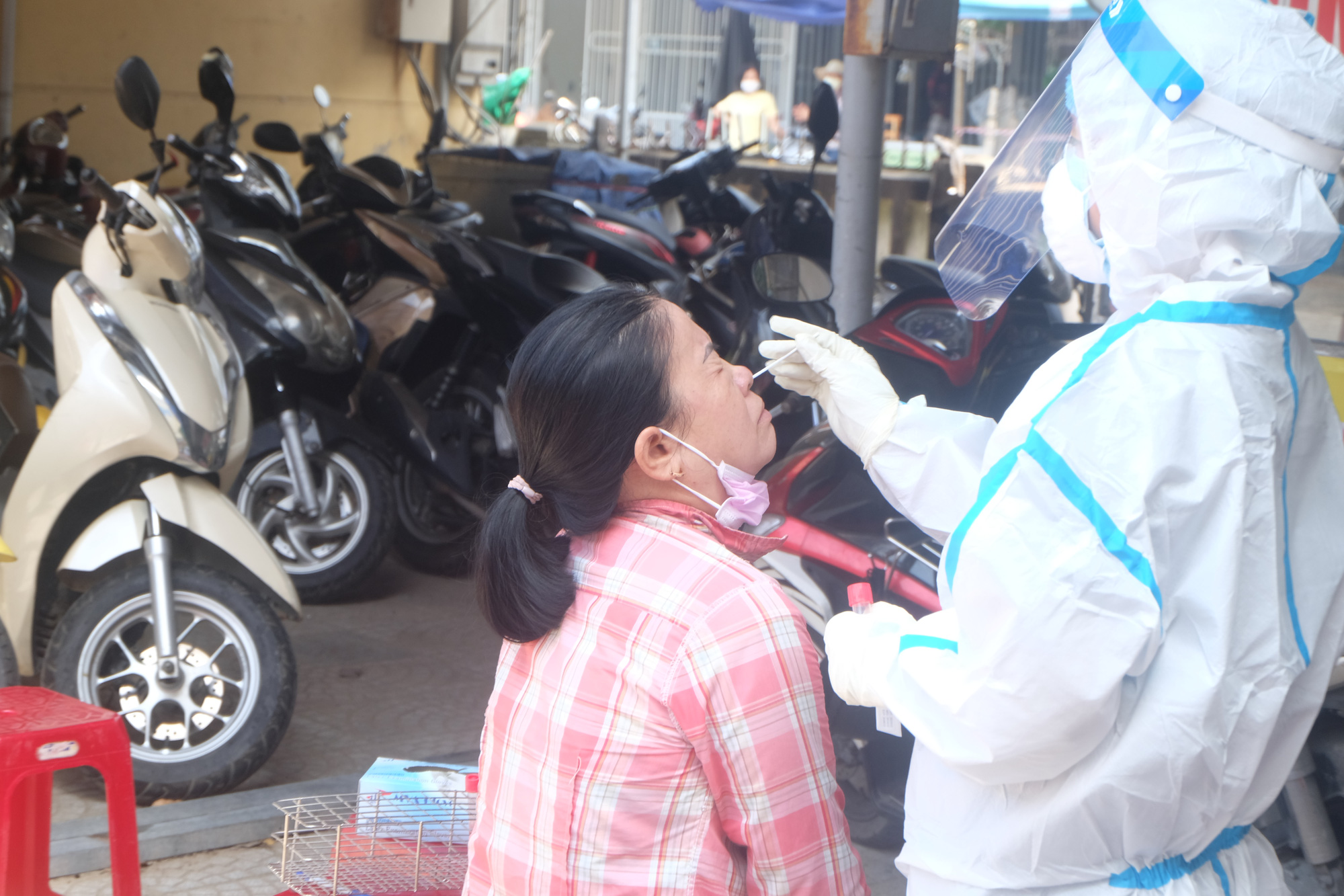 Đà Nẵng: Xét nghiệm hơn 200 nhân viên quán bar liên quan đến ca nghi nhiễm Covid-19 tại Đồng Nai - Ảnh 1.