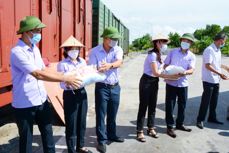 Hội viên tham gia trực chốt, kết nối tiêu thụ nông sản - Ảnh 1.