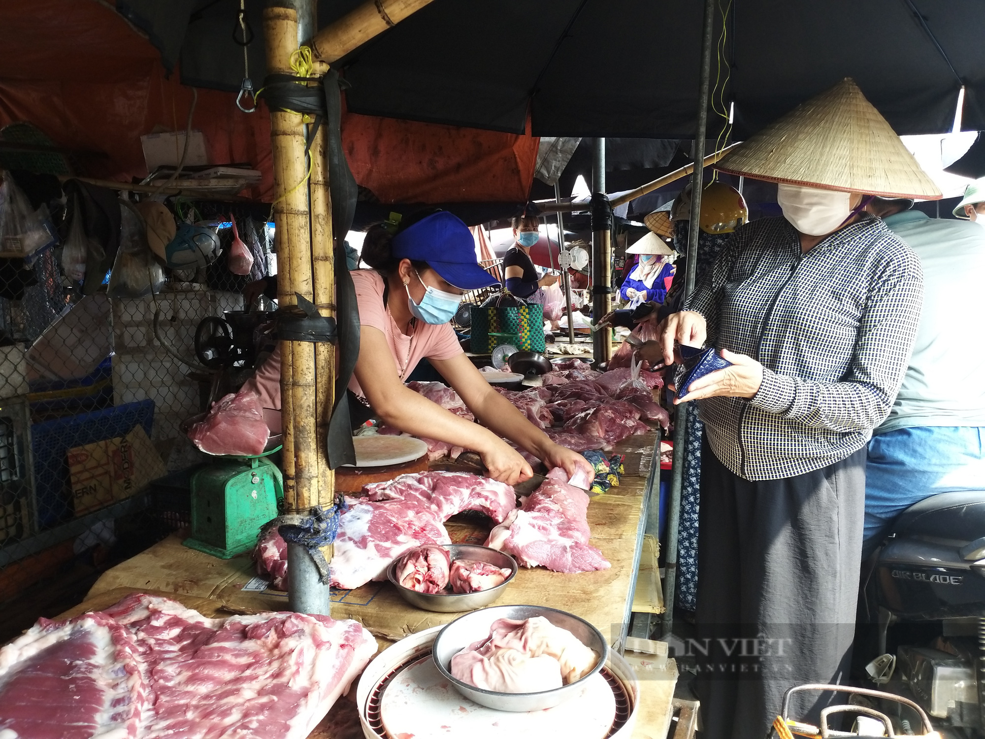 Giá heo hơi giảm sâu, vì sao giá thịt lợn ở siêu thị, chợ vẫn neo ở mức cao? - Ảnh 2.