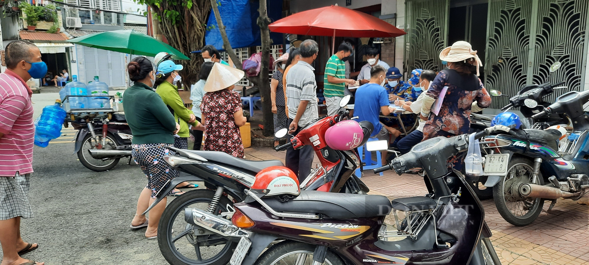 HĐND TP.HCM đề nghị TP.Thủ Đức, các quận, huyện khẩn trương trao tiền hỗ trợ cho người dân gặp khó khăn do dịch Covid-19 - Ảnh 3.