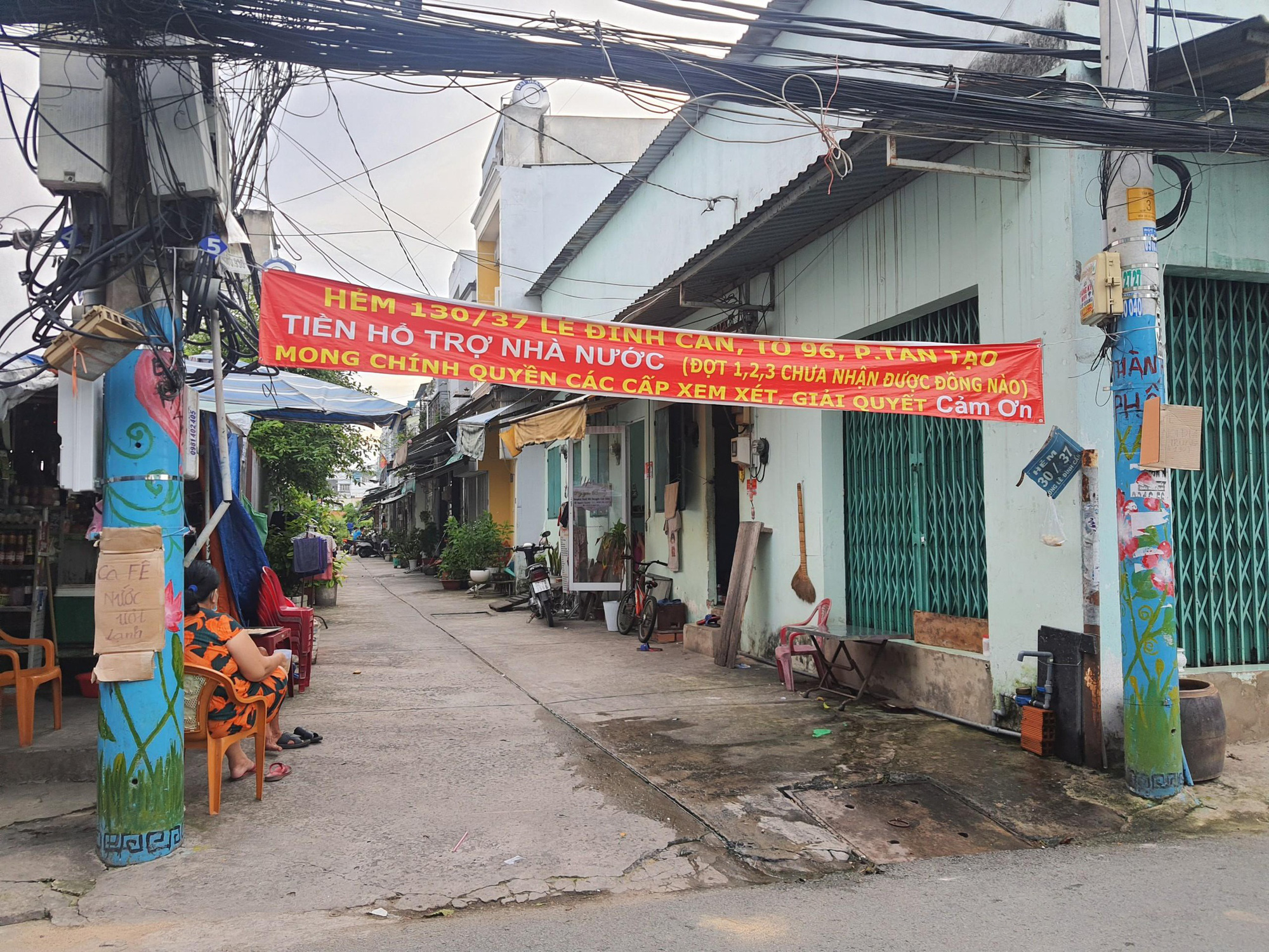 HĐND TP.HCM đề nghị TP.Thủ Đức, các quận, huyện khẩn trương trao tiền hỗ trợ cho người dân gặp khó khăn do dịch Covid-19 - Ảnh 1.