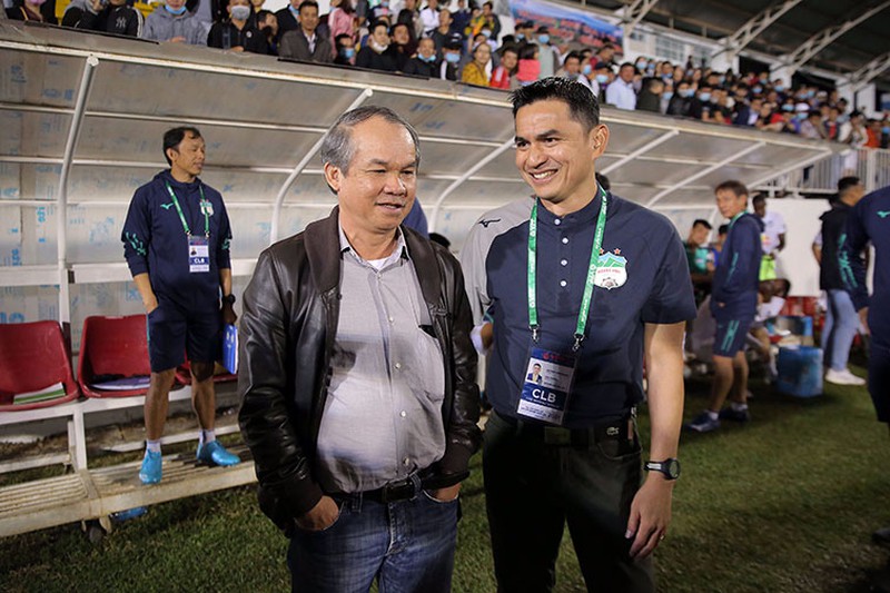 Bầu Đức và Kiatisak tất bật chuẩn bị lực lượng cho AFC Champions League. Ảnh: PLO