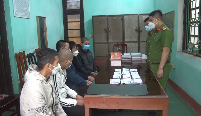 Hà Nam: 5 đối tượng tụ tập đánh bạc giữa dịch Covid-19 - Ảnh 1.