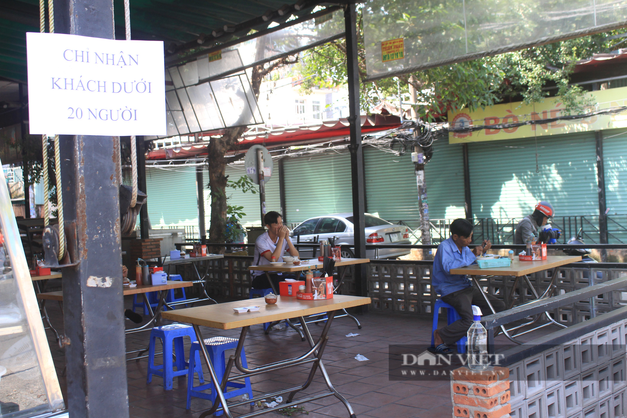 Chủ cơ sở kinh doanh sẽ bị phạt nếu để khách sử dụng đồ uống có cồn - Ảnh 1.
