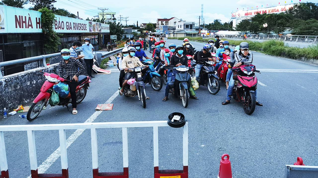 Lý do gì mà 3 tỉnh ở miền Tây phải kiến nghị Thủ tướng không để người dân đổ xô về quê - Ảnh 2.