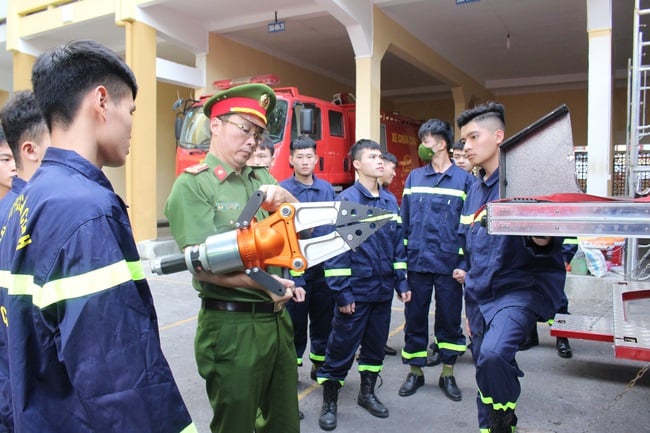 “Người thủ lĩnh” gắn bó, tâm huyết với sự nghiệp phòng cháy chứa cháy - Ảnh 4.