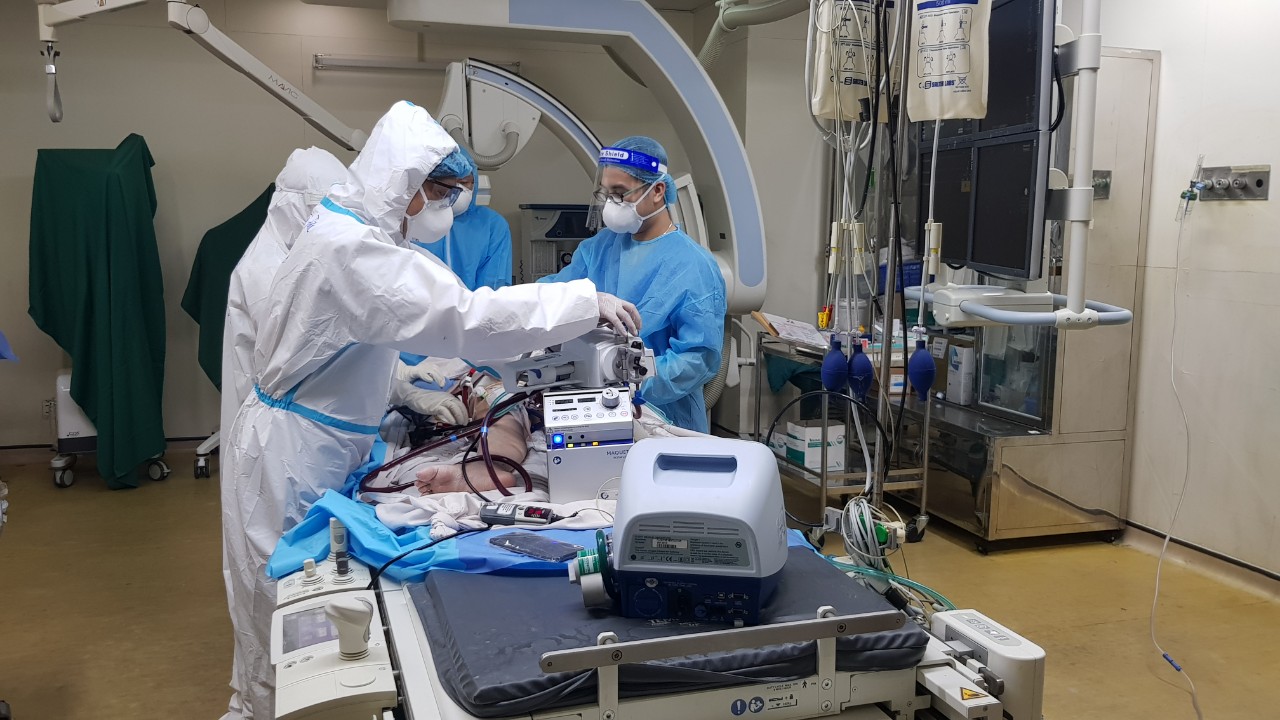 Cứu sống bệnh nhân Covid-19 nguy kịch ho ra máu, thở máy, ECMO kéo dài - Ảnh 1.