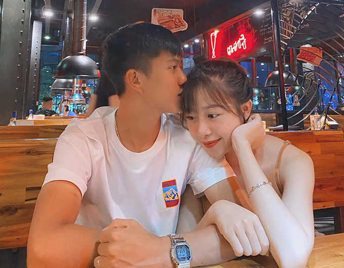 Dàn WAGs xinh đẹp cổ vũ ĐT Việt Nam đánh bại Trung Quốc - Ảnh 2.