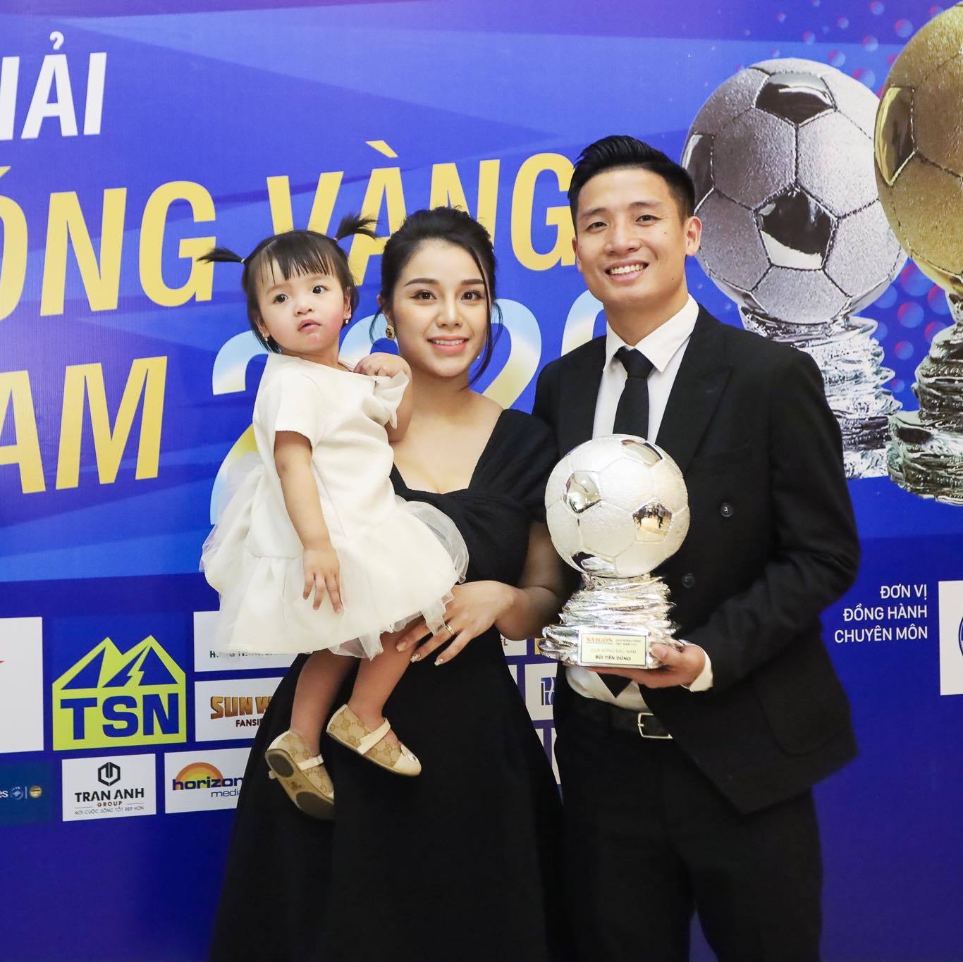 Dàn WAGs xinh đẹp cổ vũ ĐT Việt Nam đánh bại Trung Quốc - Ảnh 3.