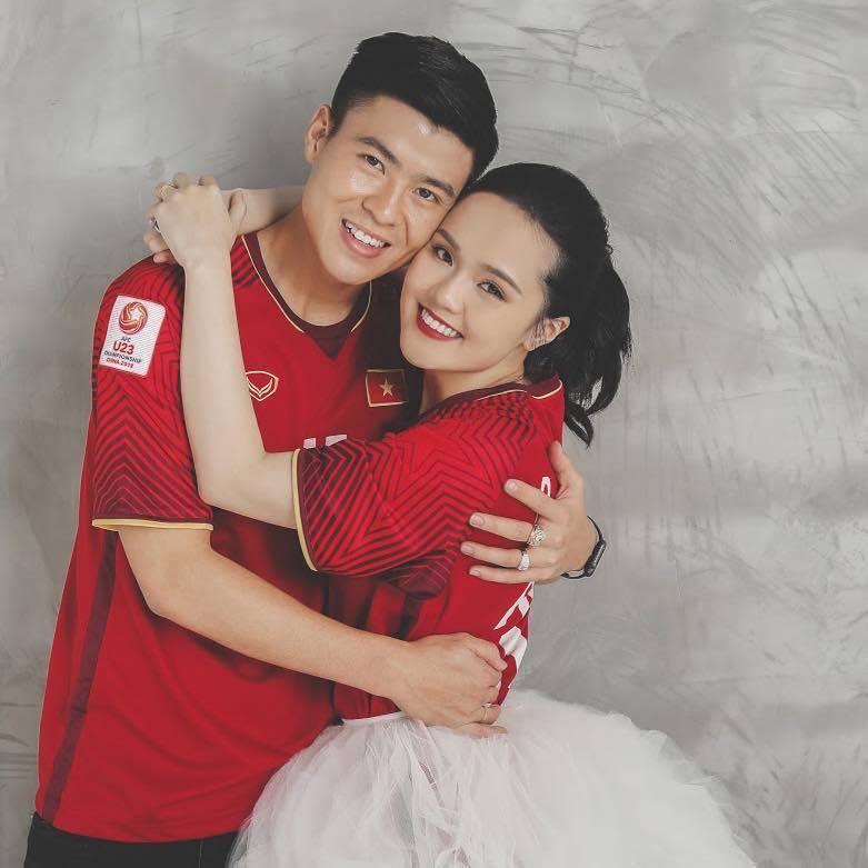 Dàn WAGs xinh đẹp cổ vũ ĐT Việt Nam đánh bại Trung Quốc - Ảnh 4.
