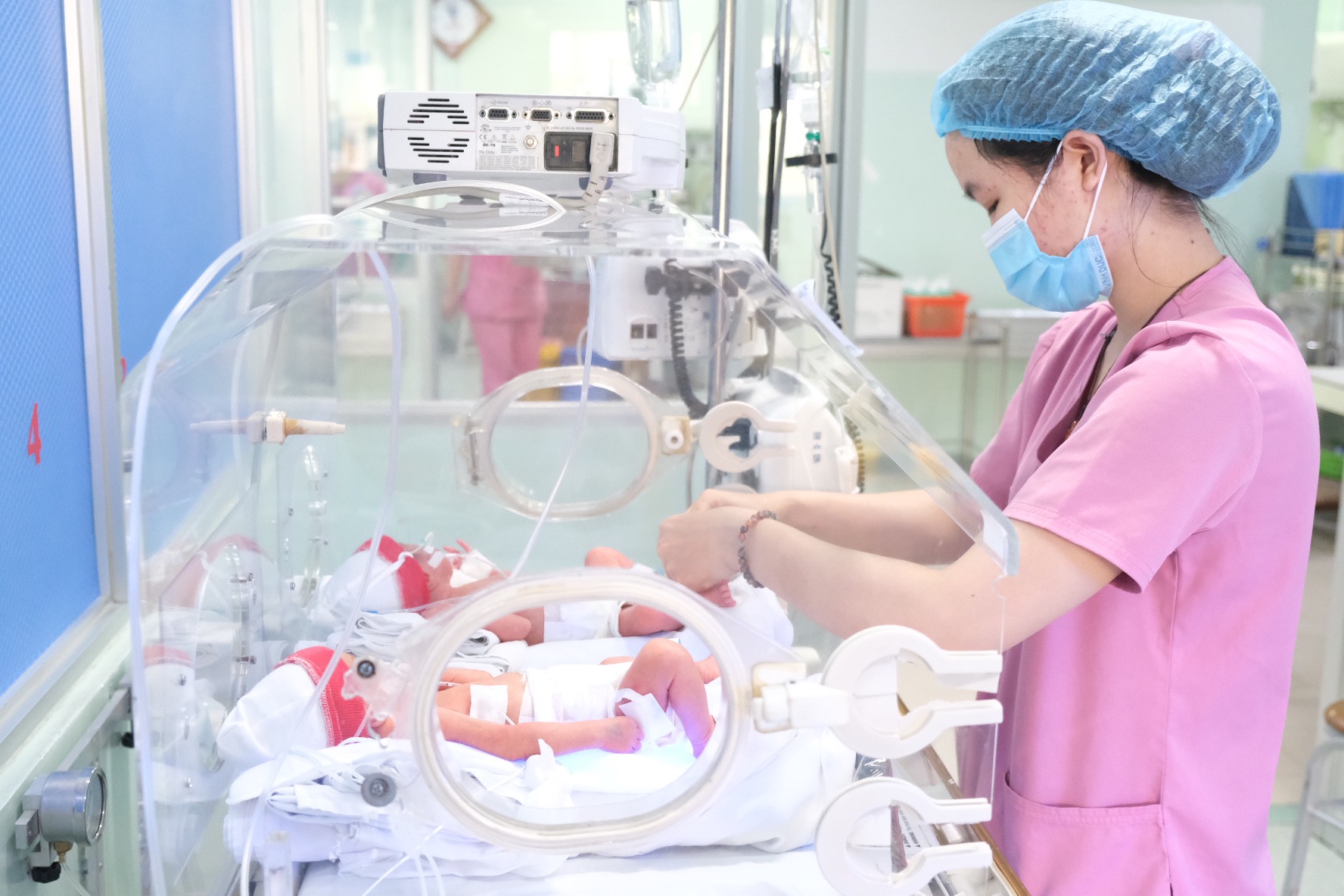 Không tiêm vaccine, người mẹ mang song thai nguy kịch khi nhiễm Covid-19 - Ảnh 3.