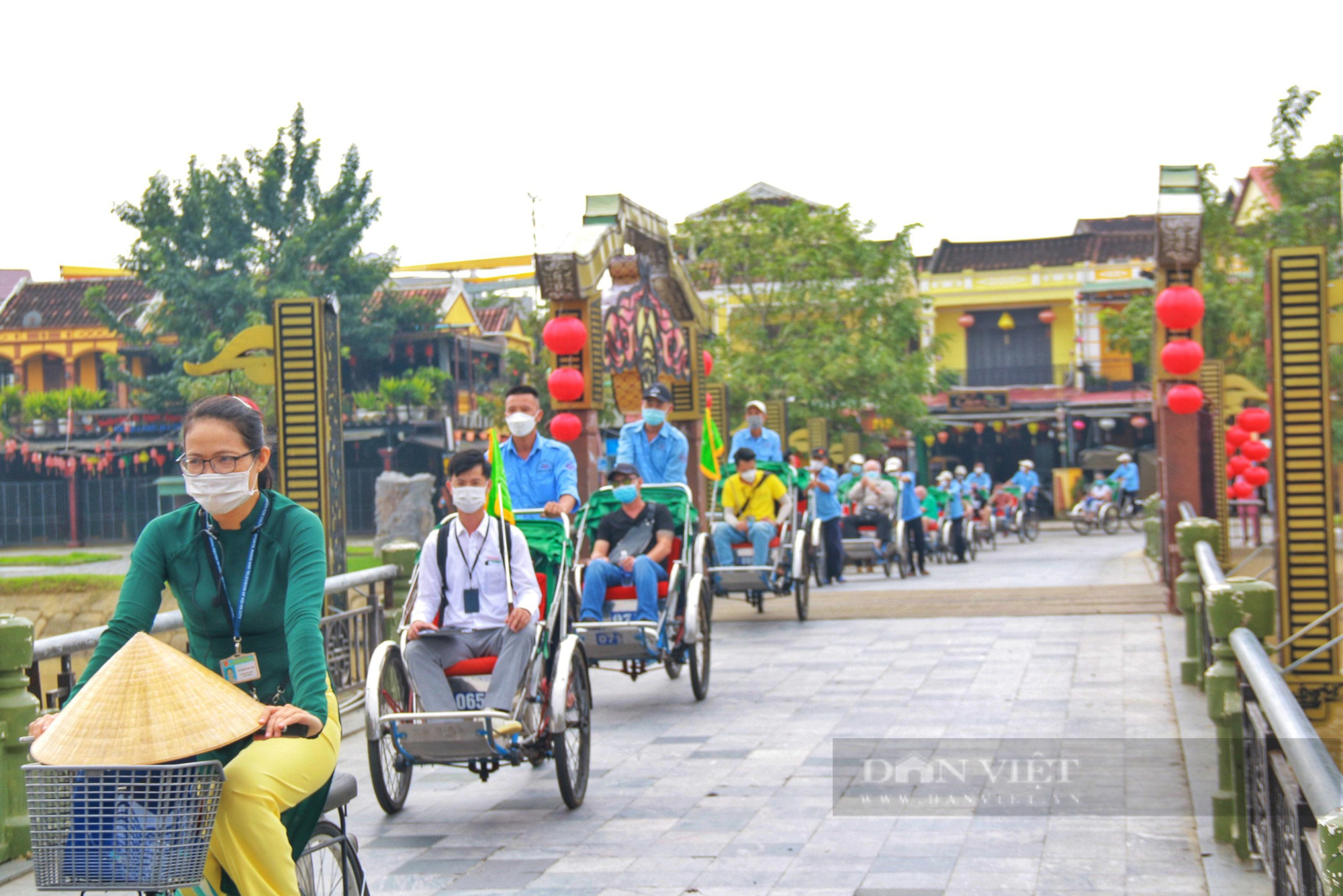 Ảnh: Đoàn khách quốc tế đầu tiên &quot;phá băng&quot; du lịch Hội An - Ảnh 1.