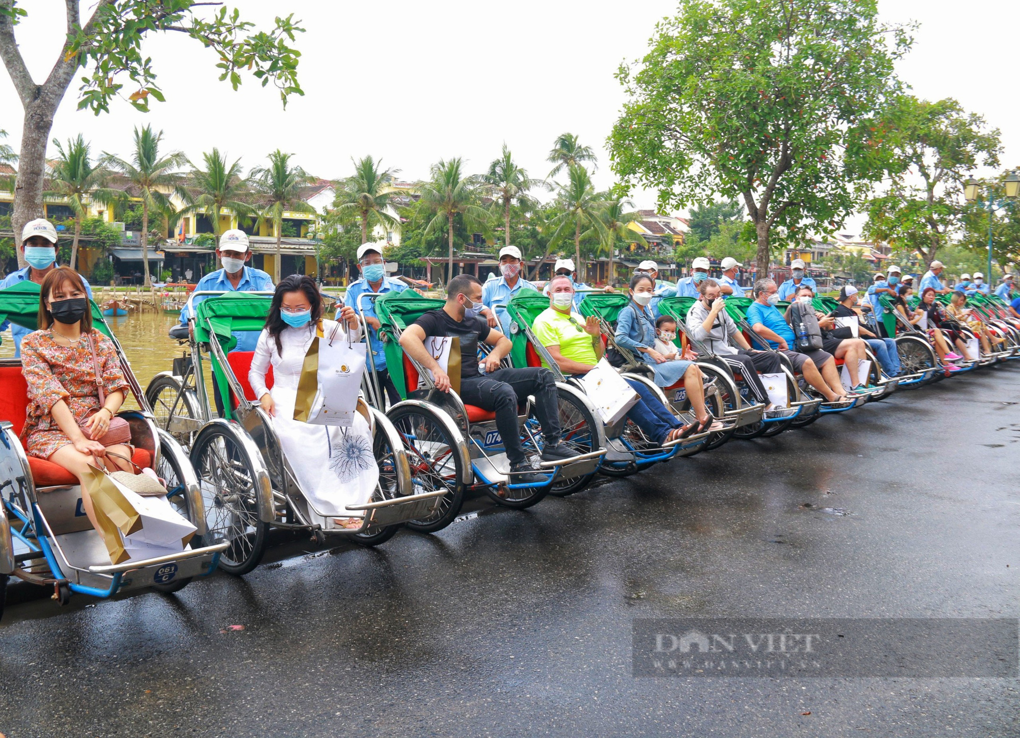 Ảnh: Đoàn khách quốc tế đầu tiên &quot;phá băng&quot; du lịch Hội An - Ảnh 9.