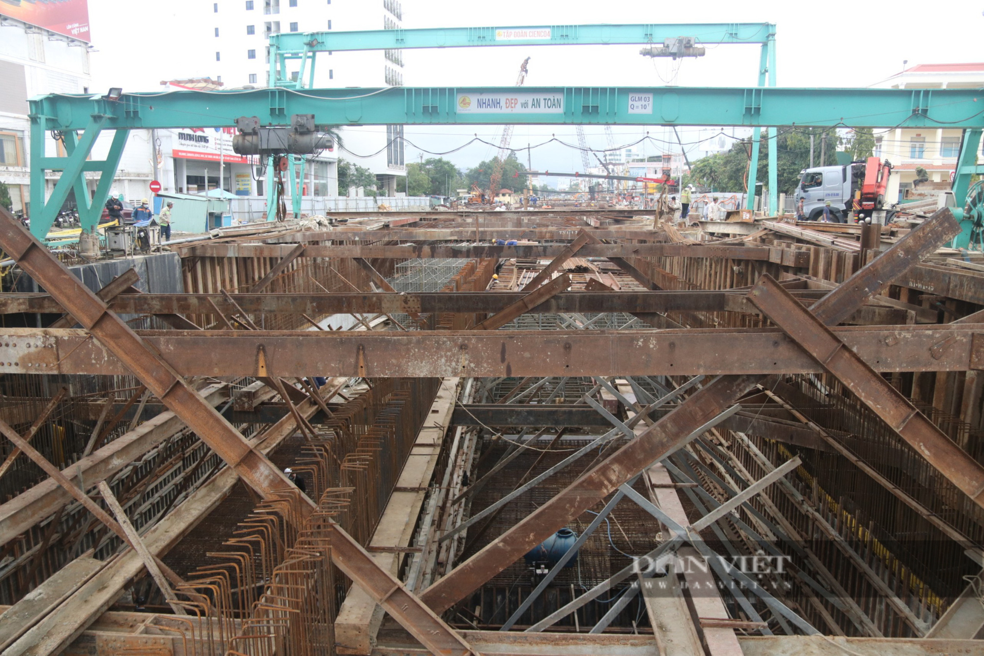 Thi công 3 ca, gấp rút đẩy nhanh tiến độ dự án trăm tỷ tại Đà Nẵng  - Ảnh 4.