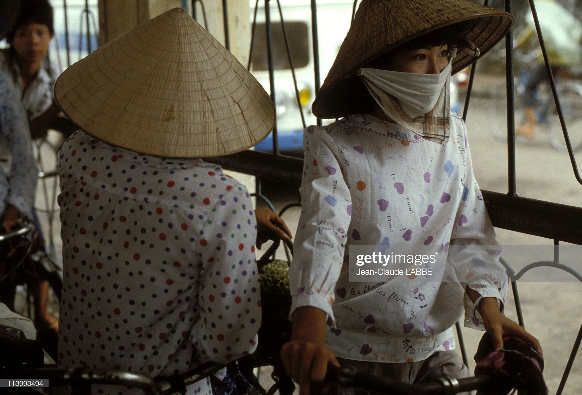 Ảnh để đời về phụ nữ Việt Nam năm 1994 - Ảnh 1.