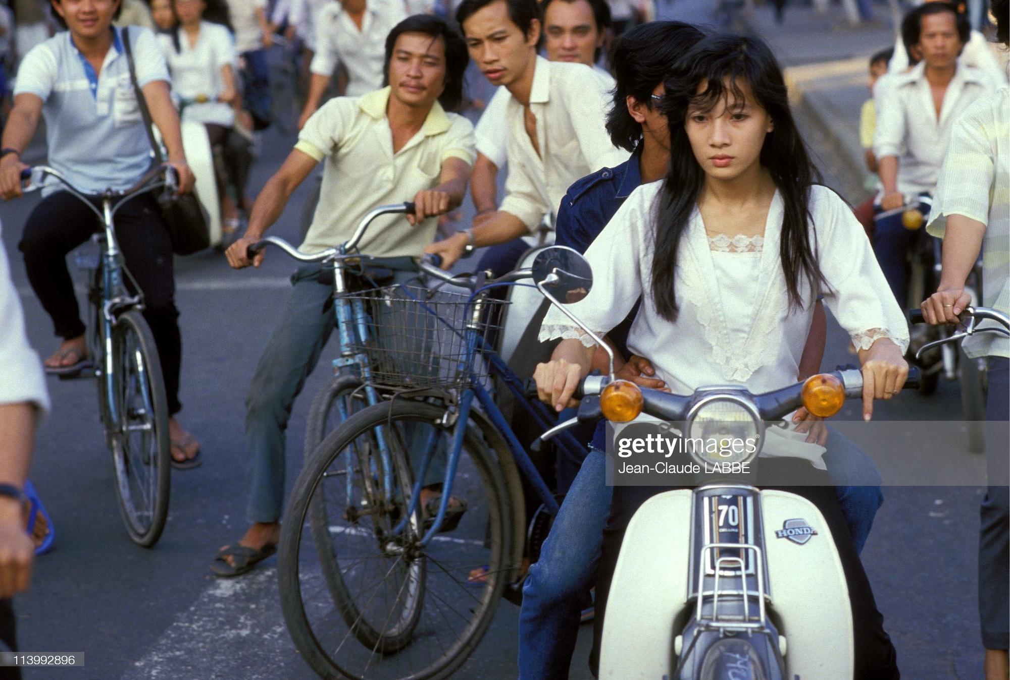 Ảnh để đời về phụ nữ Việt Nam năm 1994 - Ảnh 2.
