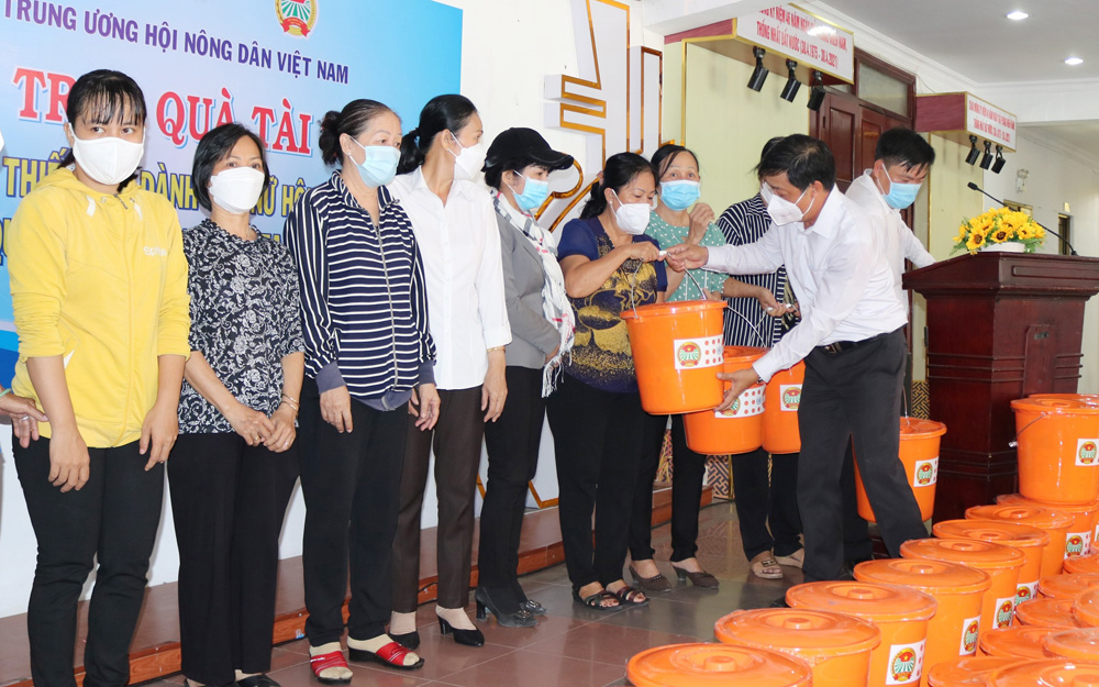 Trung ương Hội Nông dân Việt Nam trao hơn 2,1 tỷ đồng quà tài trợ thiết yếu cho nữ hội viên tỉnh Bình Dương - Ảnh 7.