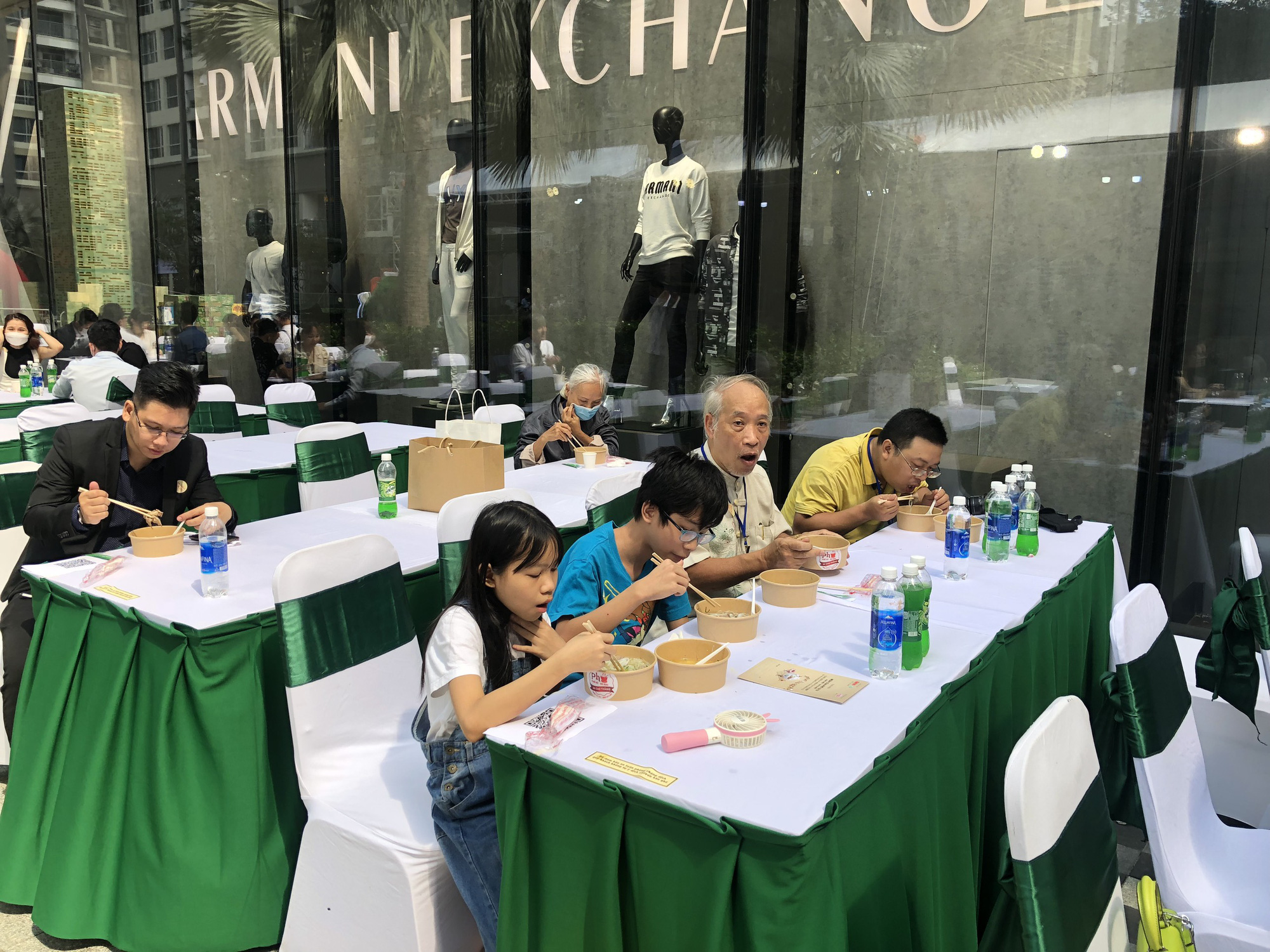 Chỉ cần 10K, ăn phở thả ga - Ảnh 2.