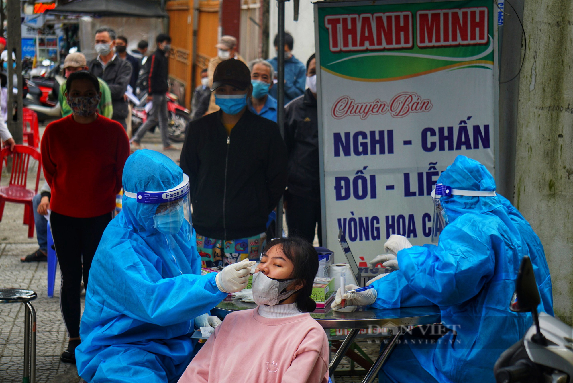 Đà Nẵng: Huy động cán bộ, nhân viên y tế nghỉ hưu tham gia vào các Trạm y tế lưu động - Ảnh 1.