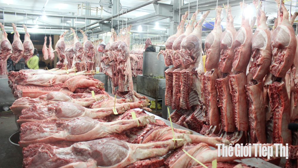 Tình hình tiêu thụ thịt heo tại chợ đầu mối Hóc Môn, TP.HCM diễn ra chậm. Ảnh: Trần Khánh