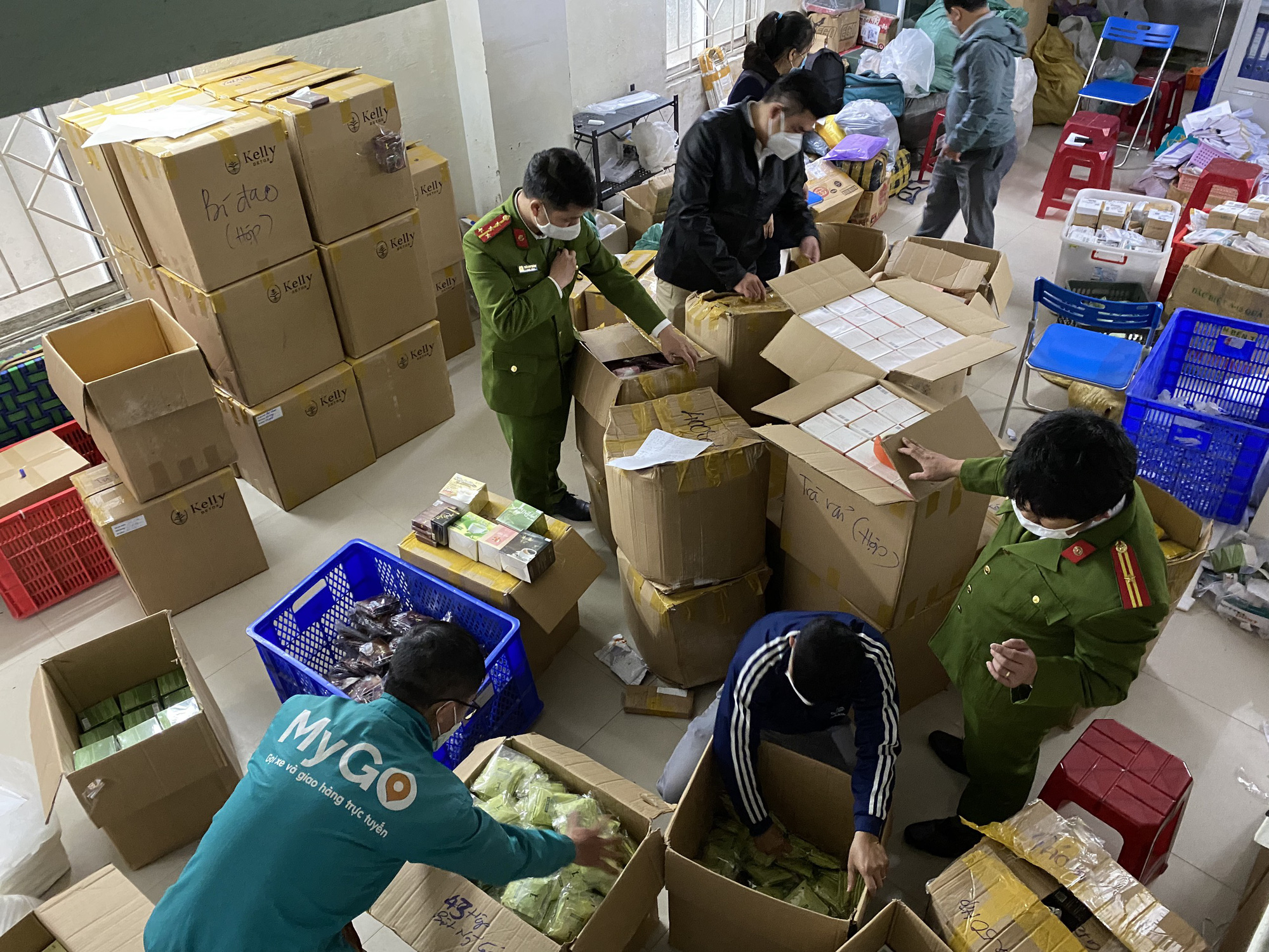 TT-Huế: Phát hiện lượng “khủng” thực phẩm không rõ nguồn gốc tại kho hàng của 2 doanh nghiệp  - Ảnh 1.