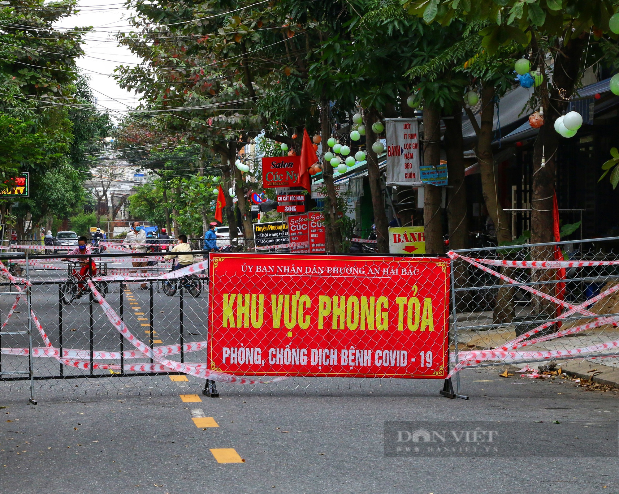 F0 liên tục tăng, Đà Nẵng giăng dây, dựng rào cách ly nhiều nơi - Ảnh 8.