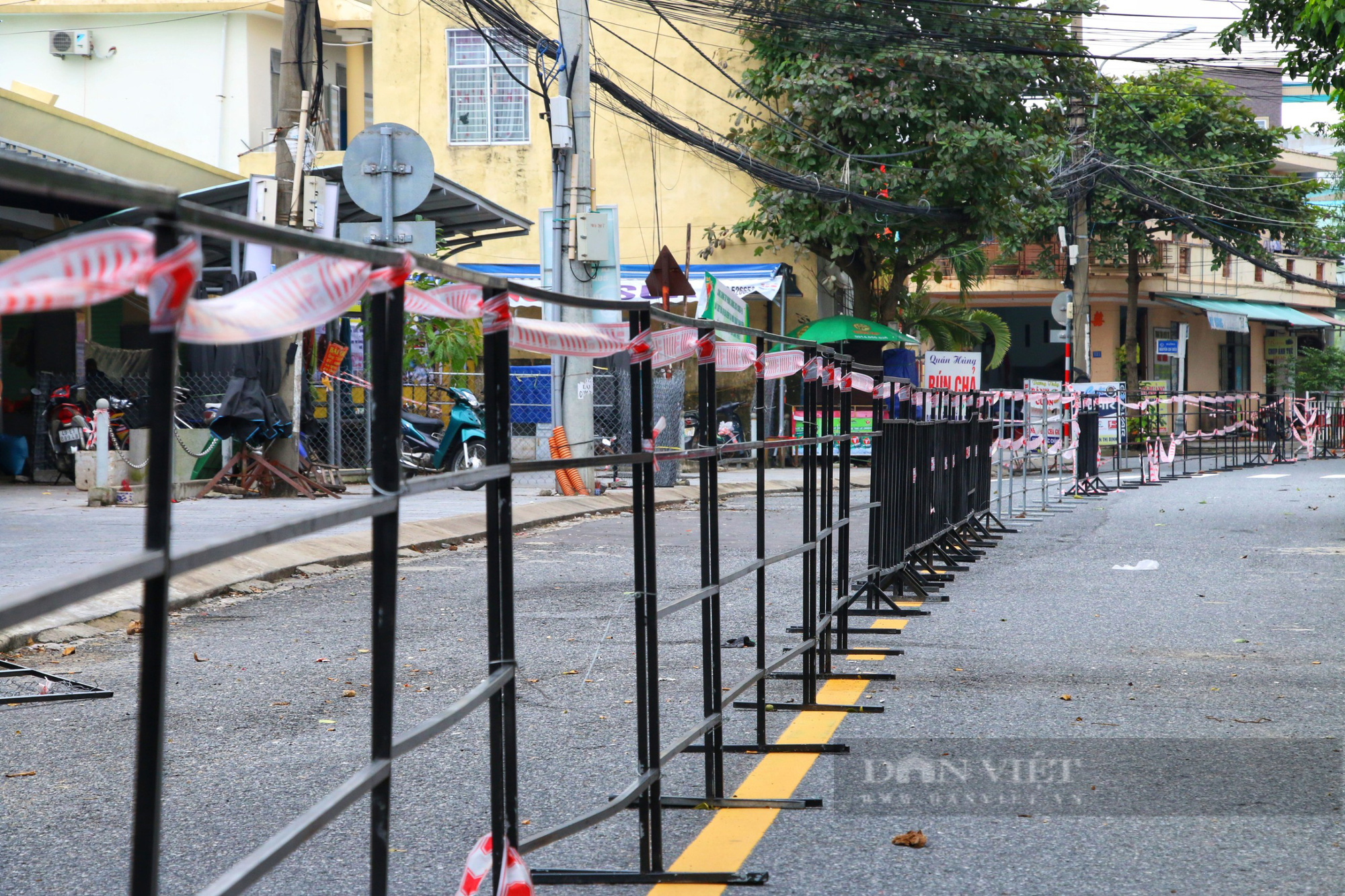 F0 liên tục tăng, Đà Nẵng giăng dây, dựng rào cách ly nhiều nơi - Ảnh 9.