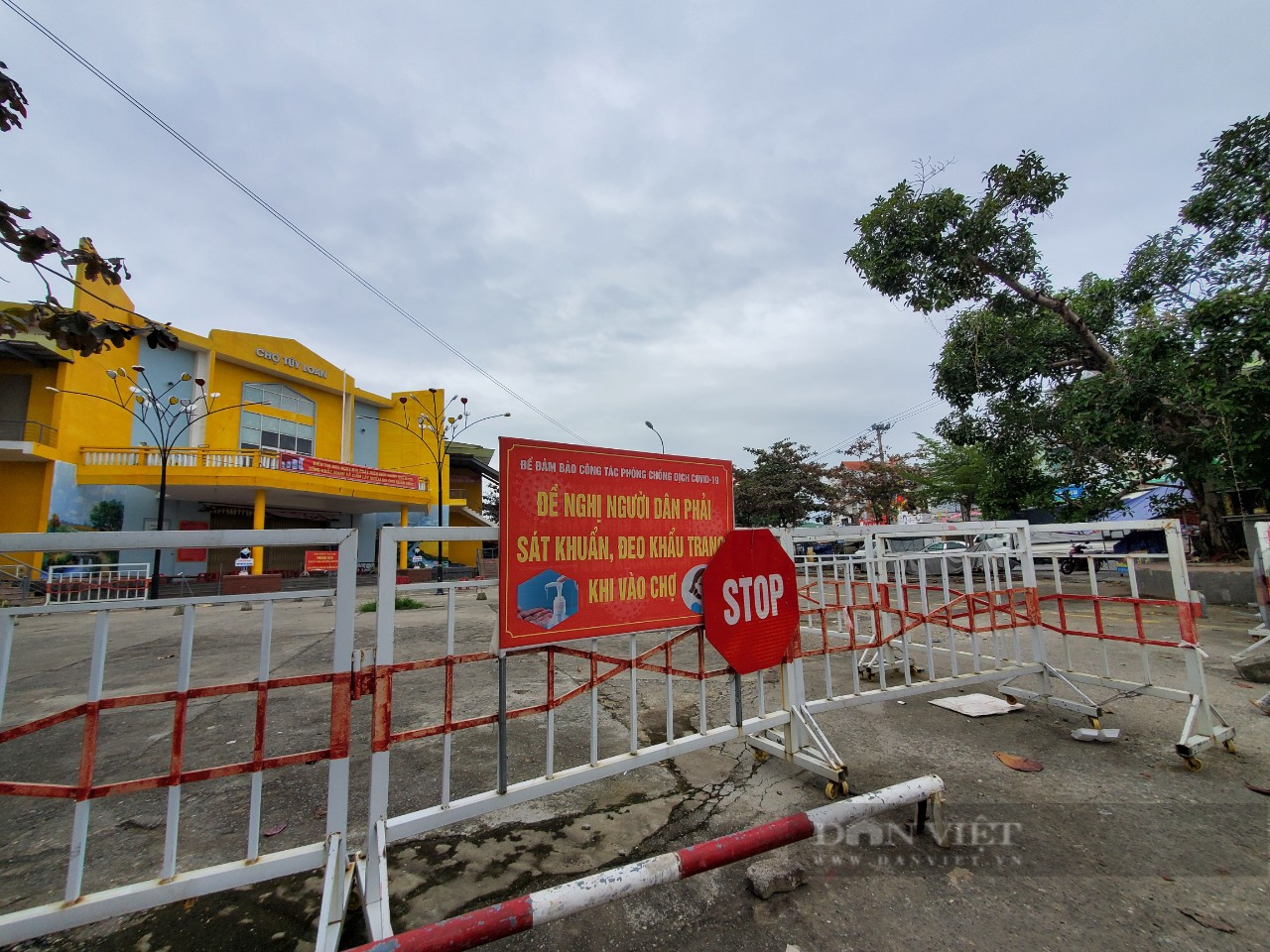 F0 liên tục tăng, Đà Nẵng giăng dây, dựng rào cách ly nhiều nơi - Ảnh 1.