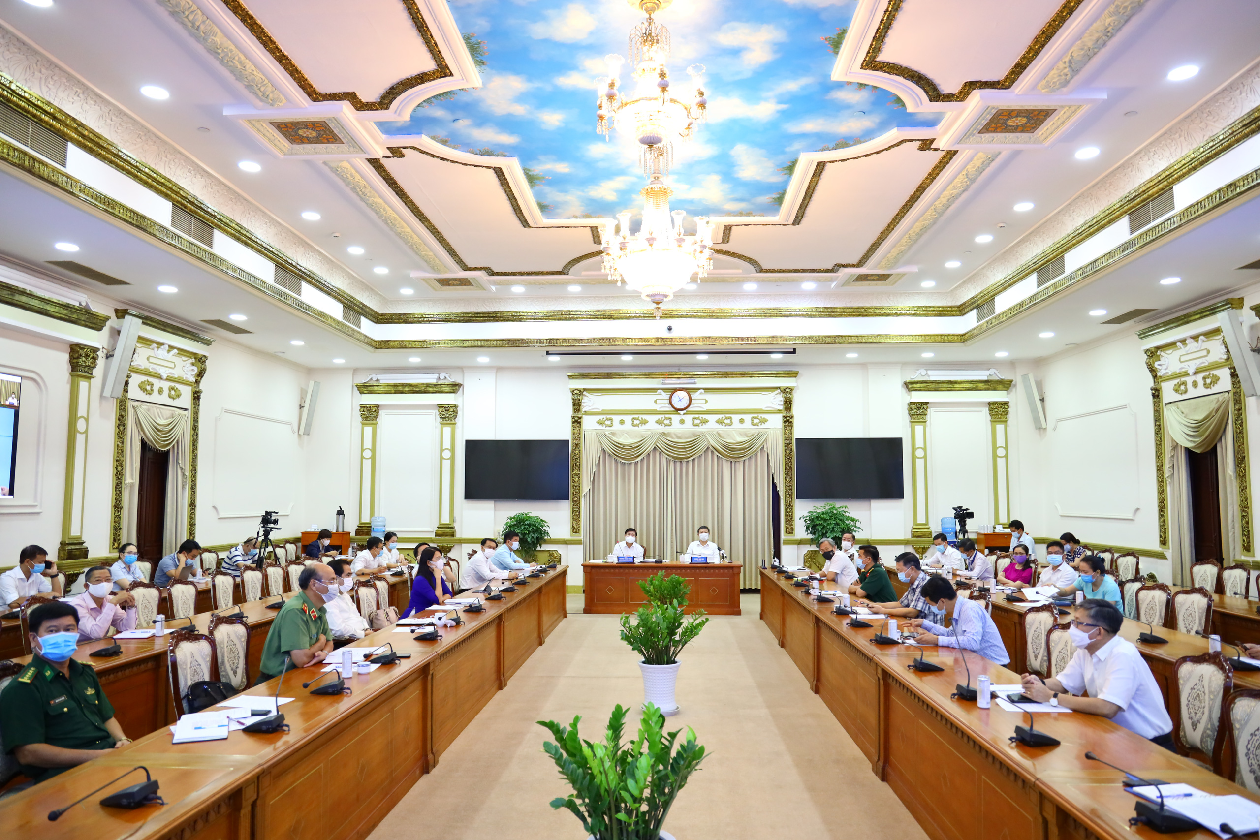 Dịch Covid-19: Chủ tịch UBND TP.HCM Nguyễn Thành Phong: &quot;Tôi rất lo lắng&quot; - Ảnh 1.