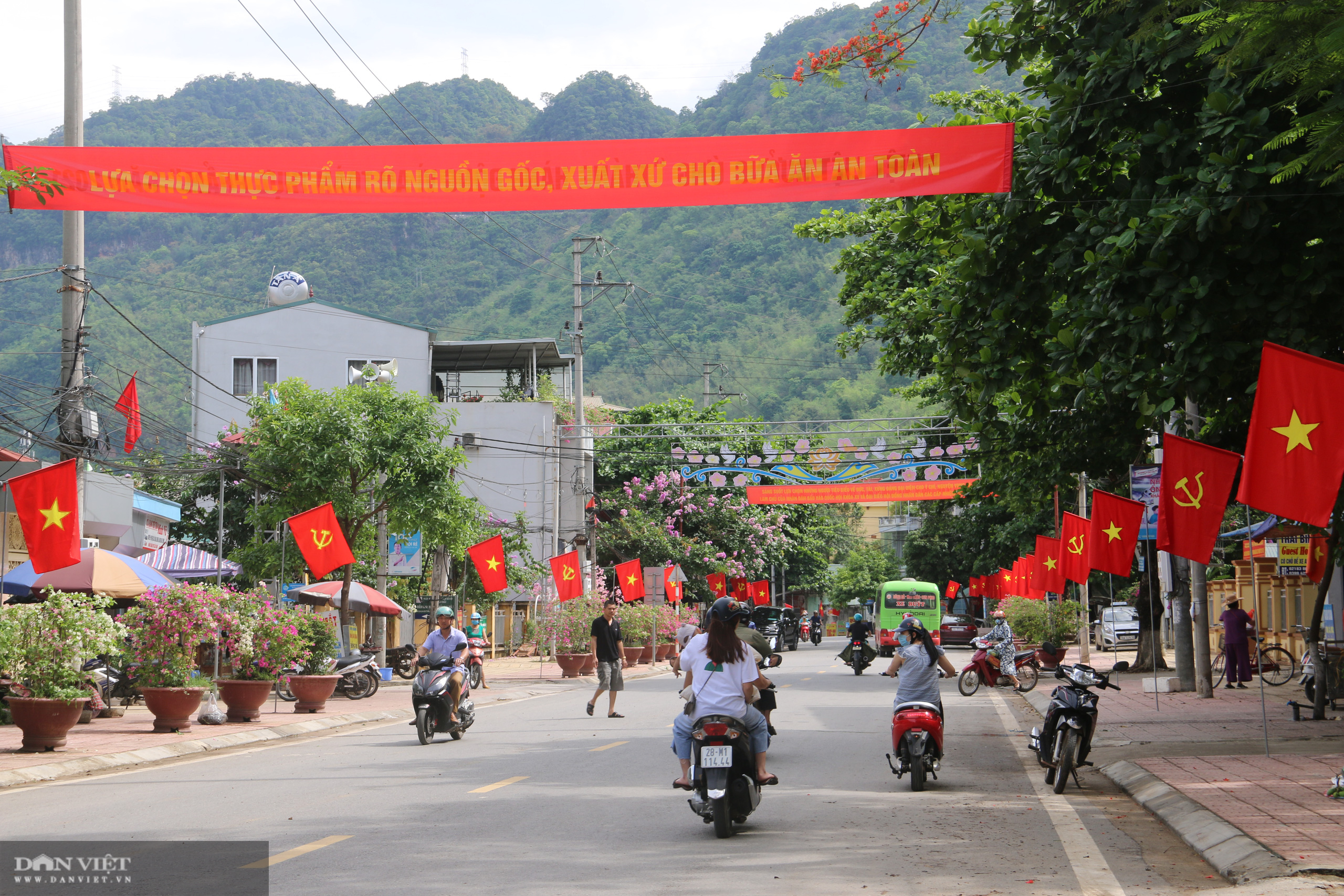 Mai Châu chuẩn bị tốt cho công tác bầu cử Hội đồng nhân dân các cấp - Ảnh 2.