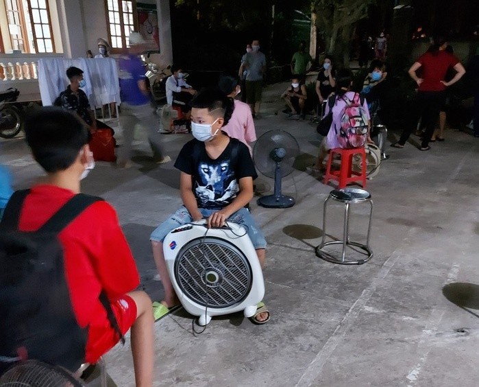 Nam Định: Phát hiện nam sinh lớp 6 mắc Covid-19, 32 bạn cùng lớp được đưa đi cách ly lúc nửa đêm - Ảnh 2.