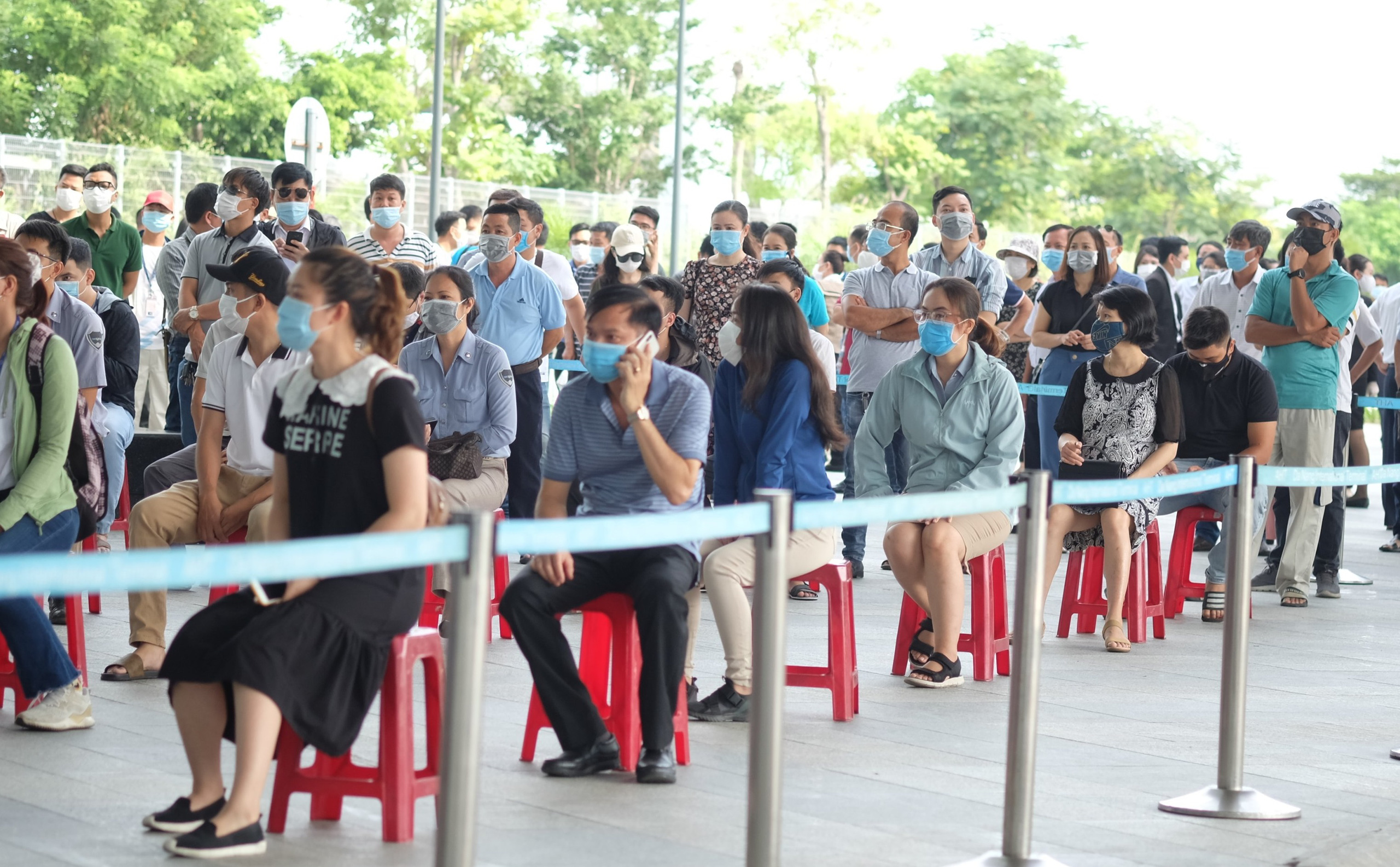 Lấy mẫu xét nghiệm Covid-19 cho hàng nghìn cán bộ, nhân viên tại sân bay Đà Nẵng - Ảnh 2.