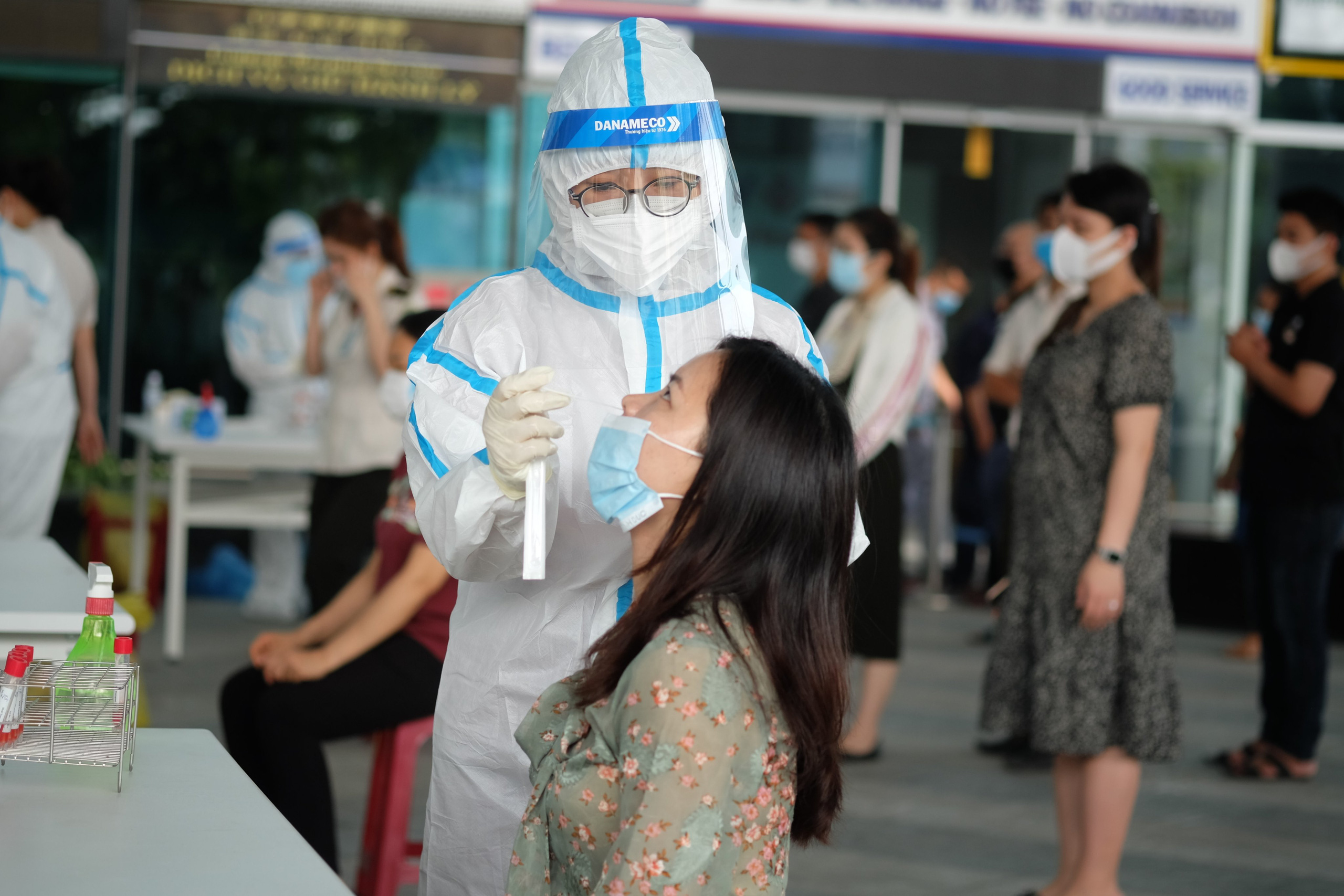Lấy mẫu xét nghiệm Covid-19 cho hàng nghìn cán bộ, nhân viên tại sân bay Đà Nẵng - Ảnh 3.