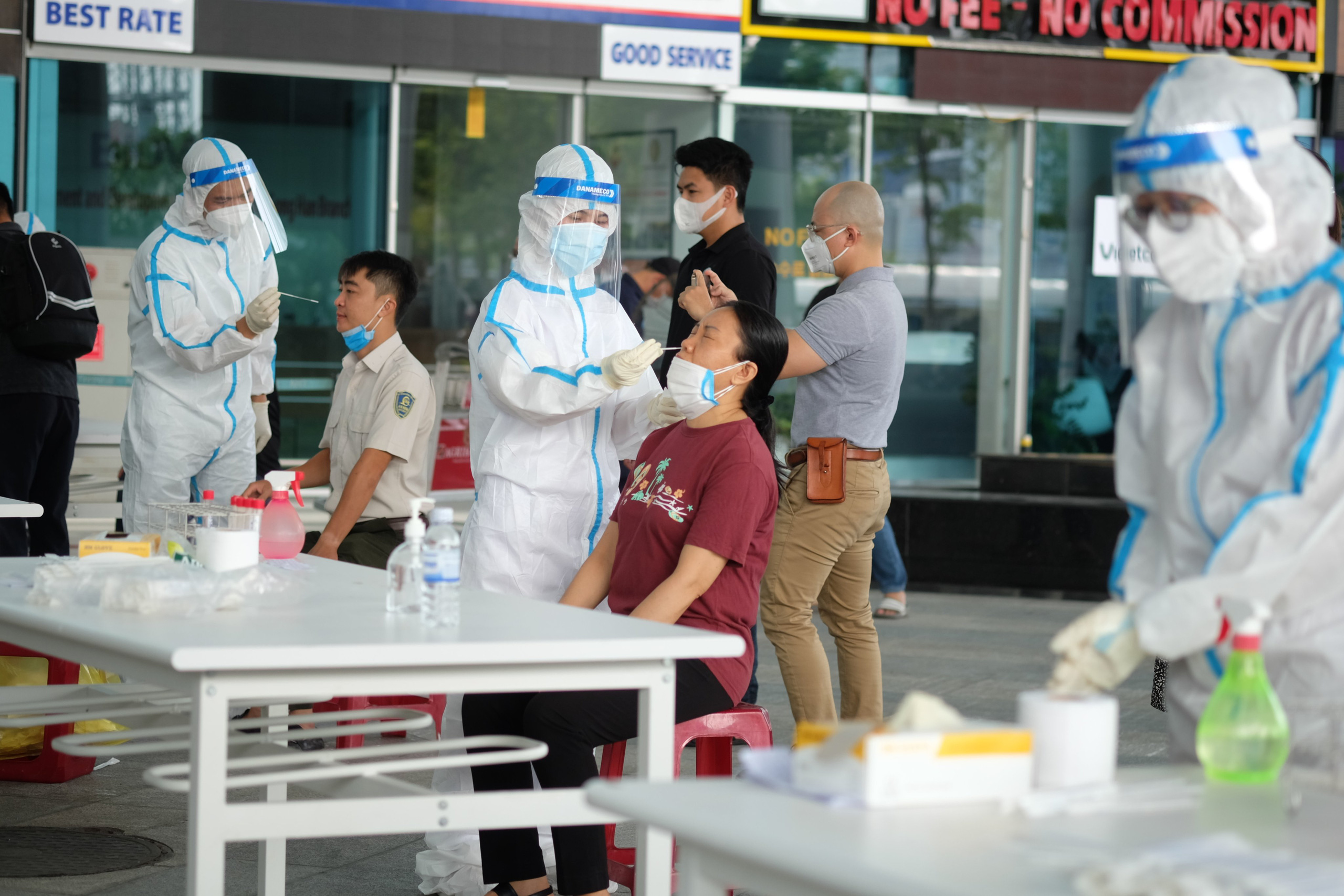 Lấy mẫu xét nghiệm Covid-19 cho hàng nghìn cán bộ, nhân viên tại sân bay Đà Nẵng - Ảnh 4.