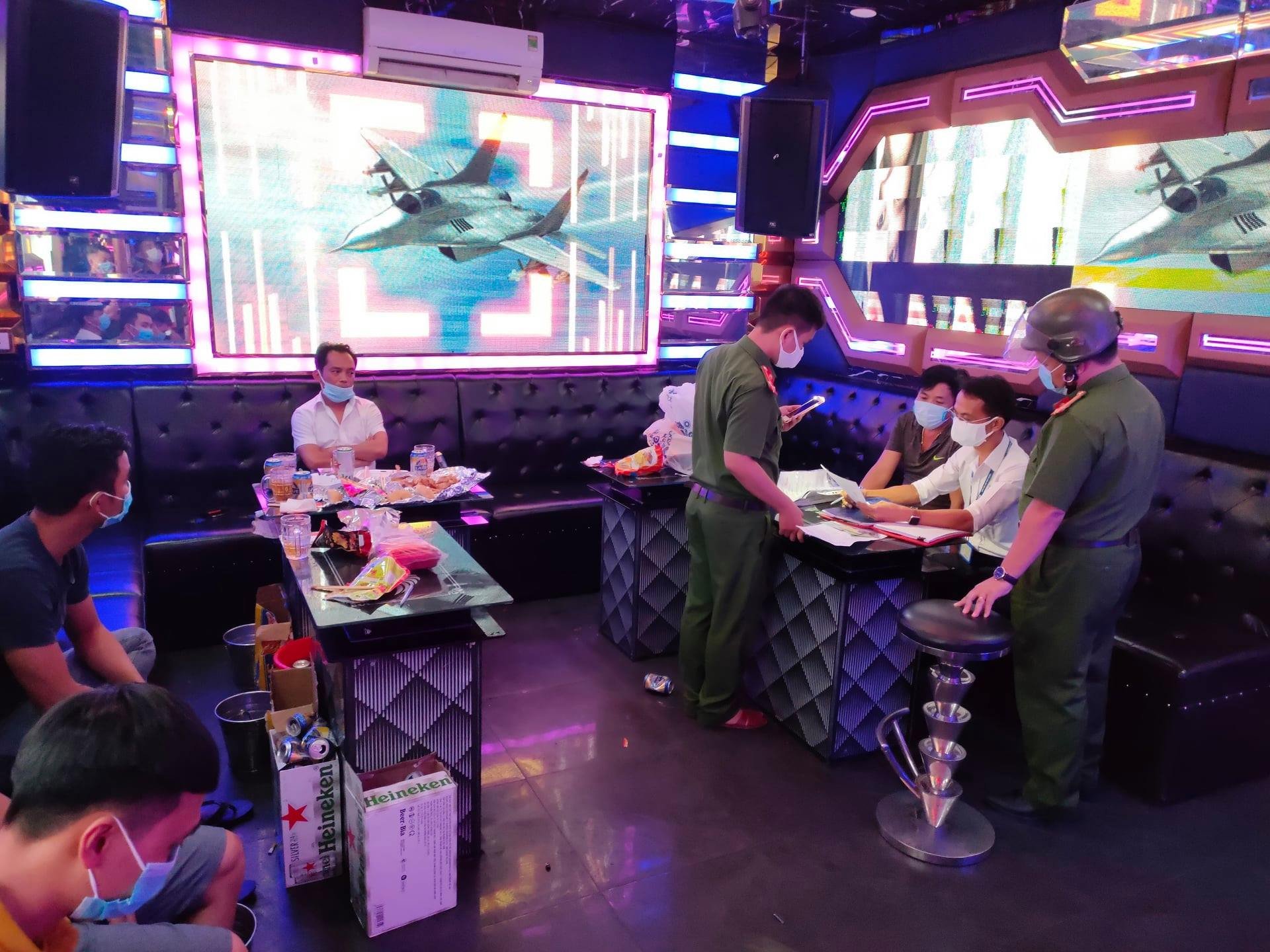 Bất chấp lệnh cấm, quán karaoke vẫn mở cửa cho khách &quot;vui vẻ&quot; - Ảnh 1.