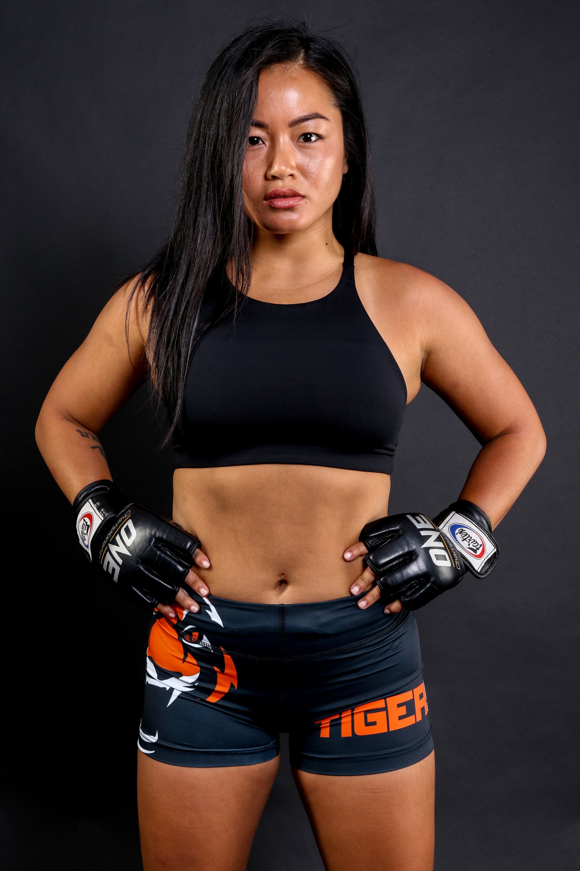 &quot;Đả nữ&quot; gốc Việt Bi Nguyễn nhận món quà bất ngờ từ &quot;ông trùm MMA&quot; - Ảnh 4.