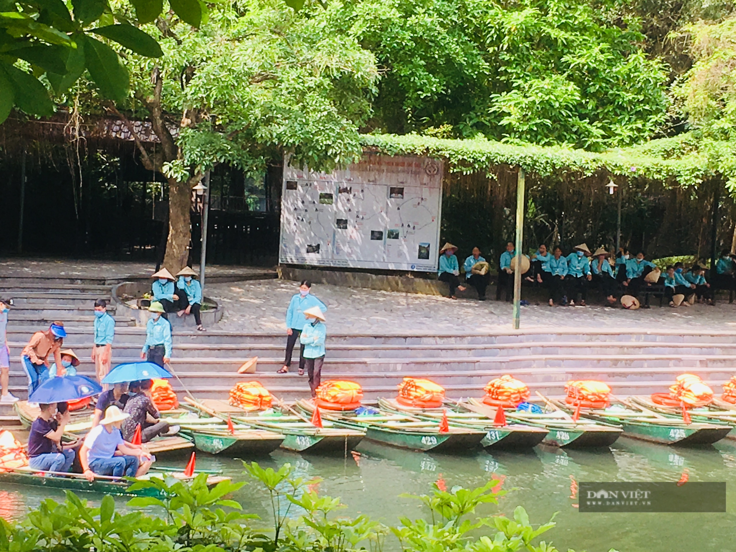 Covid-19: Khoảng 3.000 người làm nghề chèo đò ở Ninh Bình thất nghiệp - Ảnh 1.