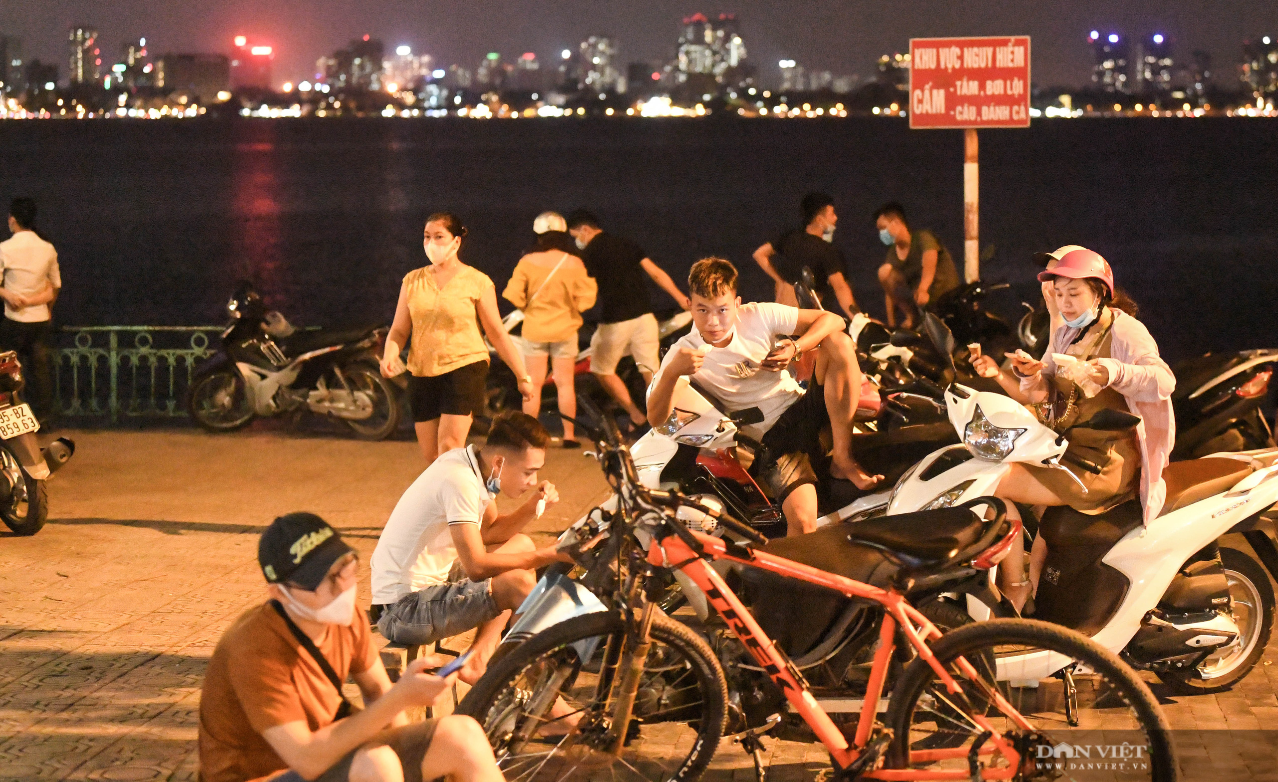 Bất chấp COVID-19, người dân vẫn ùn ùn đổ ra Hồ Tây hóng mát - Ảnh 2.