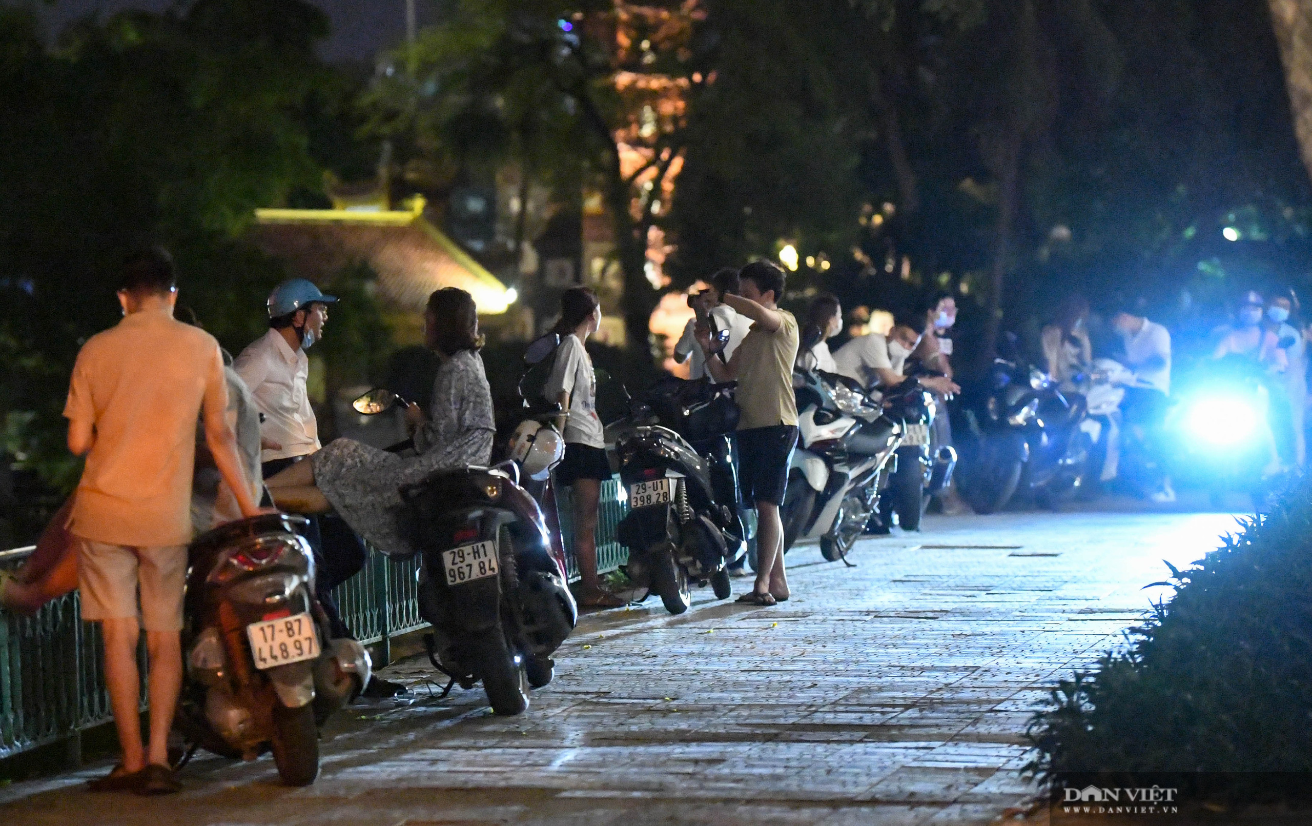 Bất chấp COVID-19, người dân vẫn ùn ùn đổ ra Hồ Tây hóng mát - Ảnh 4.