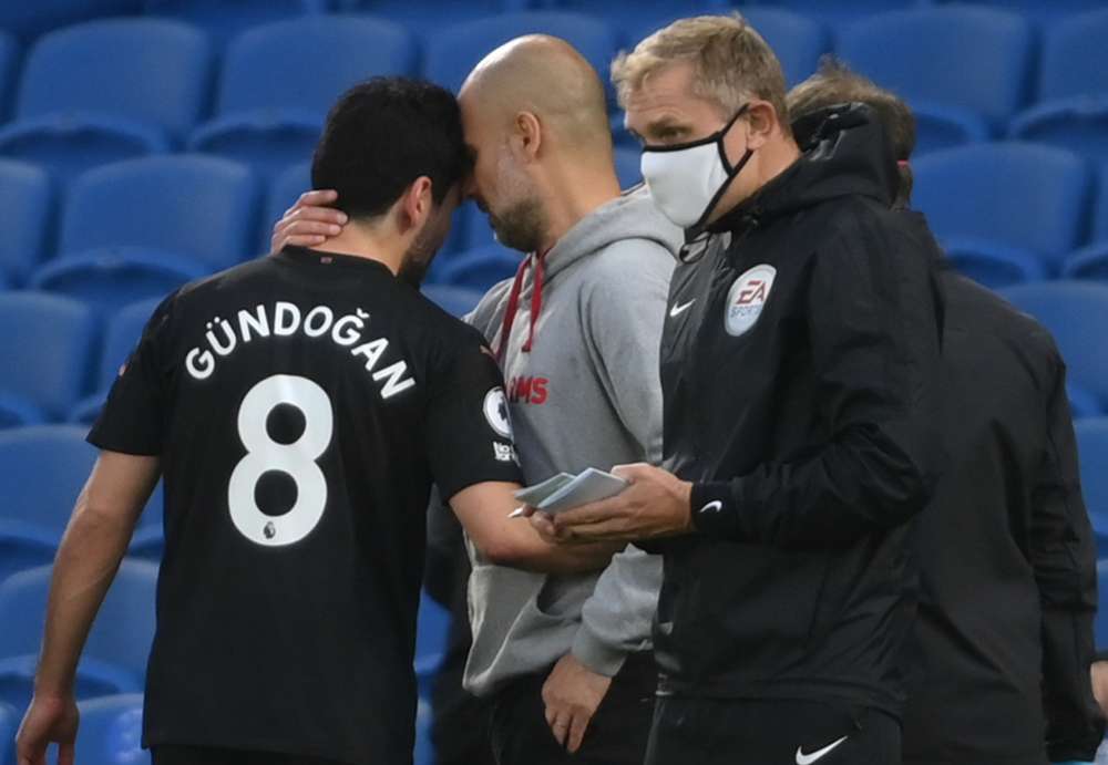 Gundogan rời sân vì chấn thương.