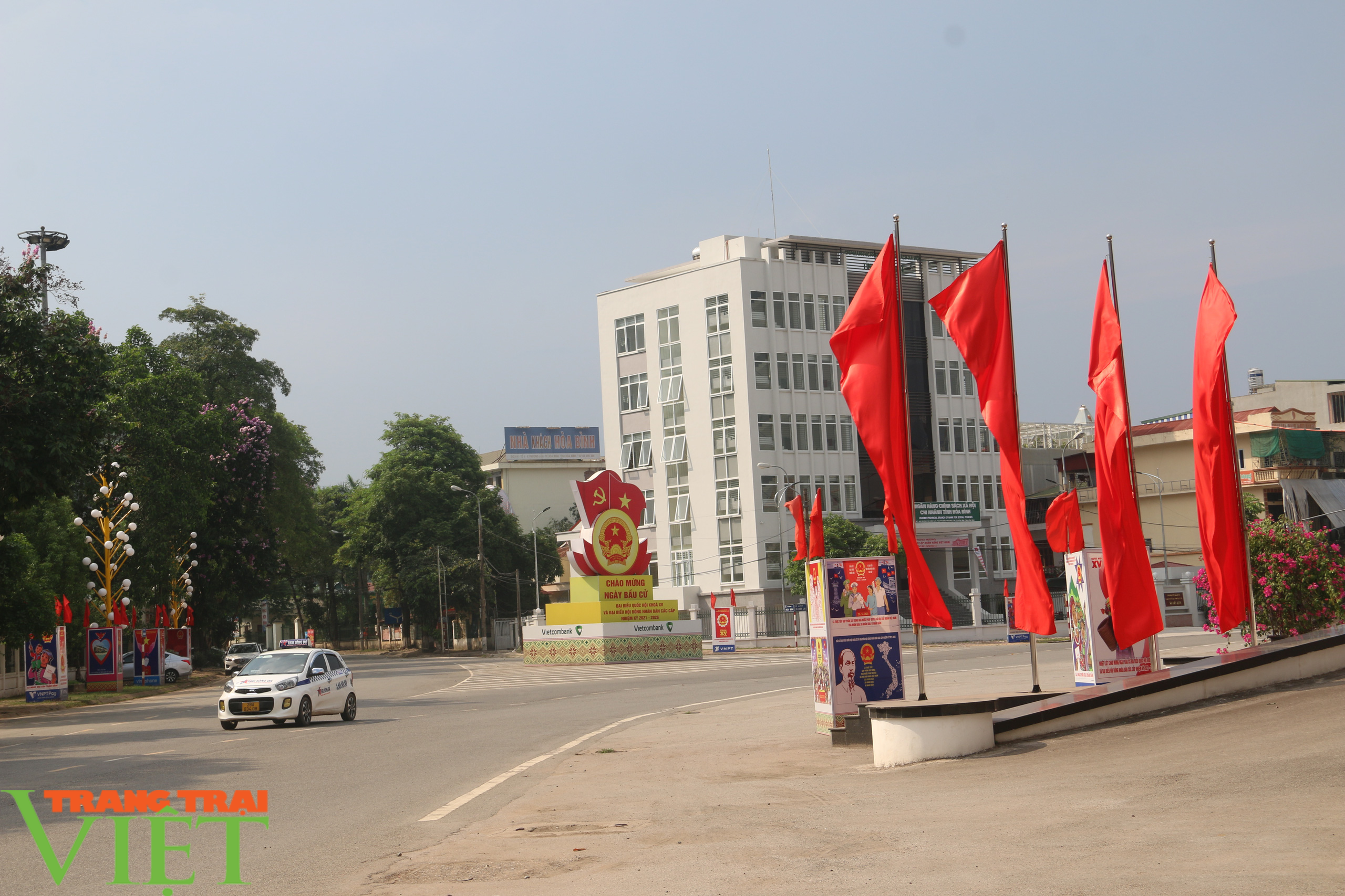 Chùm ảnh: Xứ Mường rợp bóng cờ hoa chào mừng ngày bầu cử - Ảnh 1. Chùm ảnh: Xứ Mường rợp bóng cờ hoa chào mừng ngày bầu cử - Ảnh 1.
