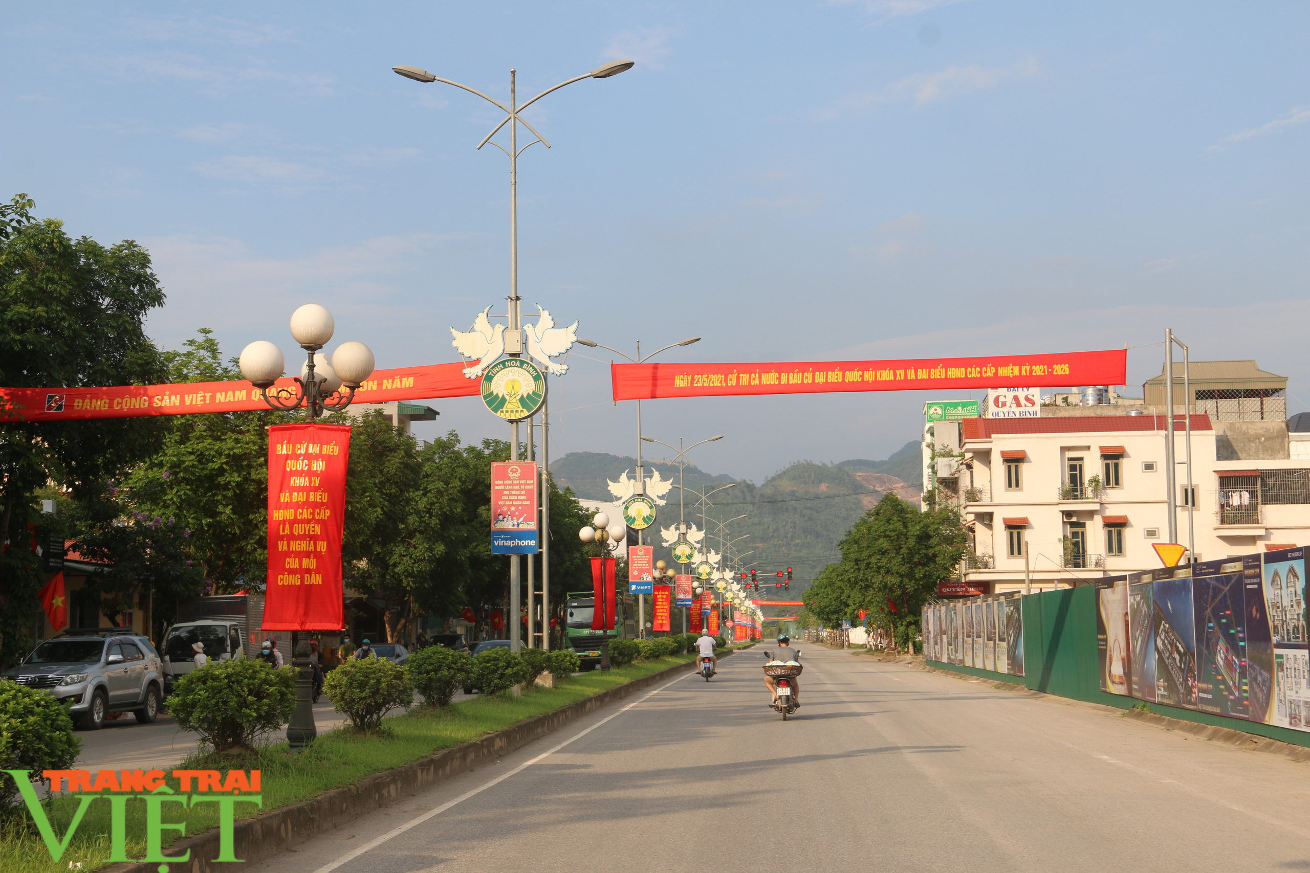 Chùm ảnh: Xứ Mường rợp bóng cờ hoa chào mừng ngày bầu cử - Ảnh 3. Chùm ảnh: Xứ Mường rợp bóng cờ hoa chào mừng ngày bầu cử - Ảnh 3.
