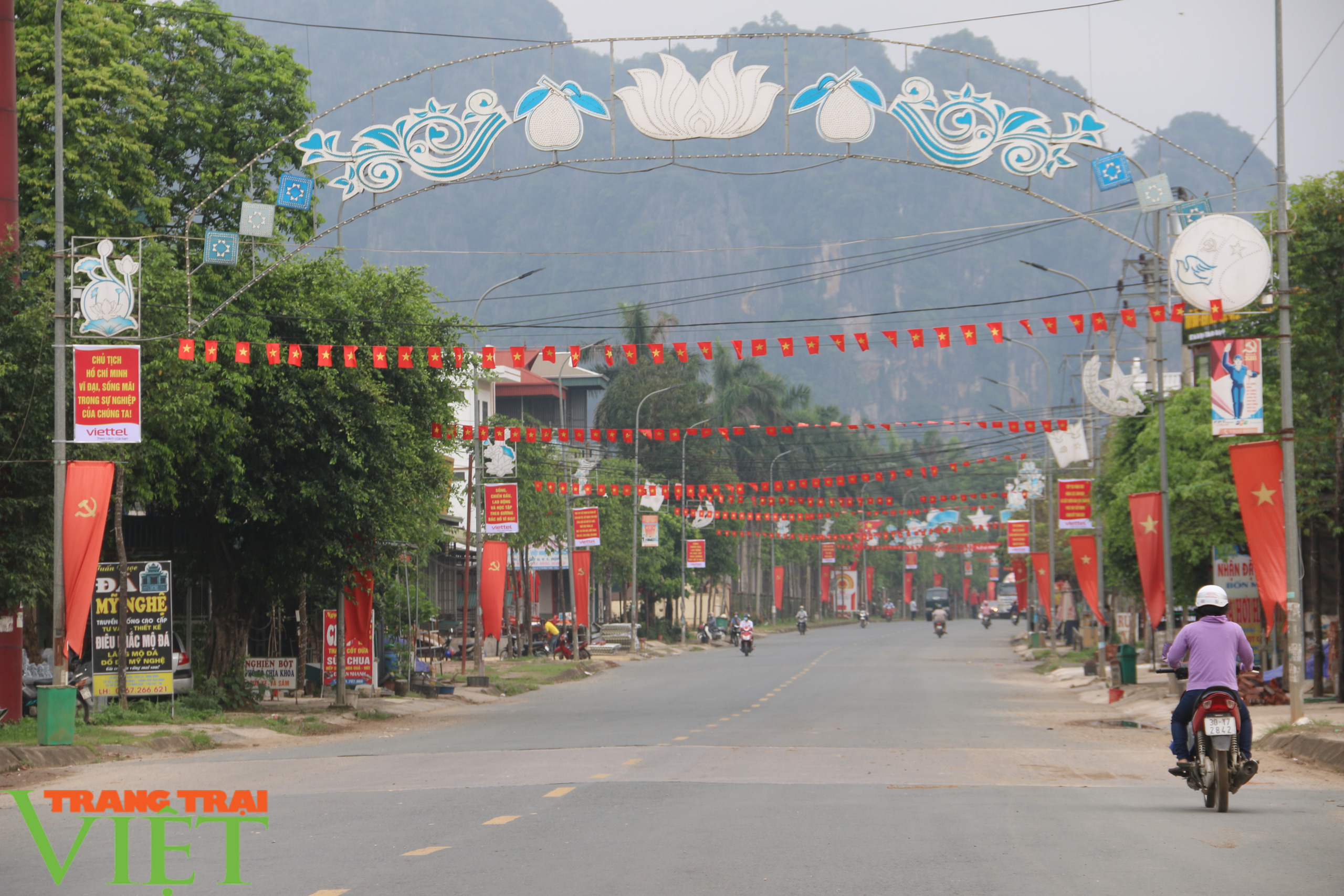 Chùm ảnh: Xứ Mường rợp bóng cờ hoa chào mừng ngày bầu cử - Ảnh 4. Chùm ảnh: Xứ Mường rợp bóng cờ hoa chào mừng ngày bầu cử - Ảnh 4.