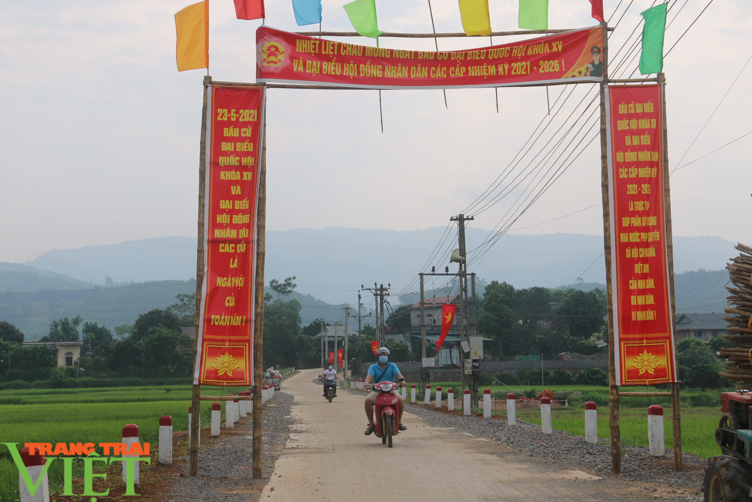 Chùm ảnh: Xứ Mường rợp bóng cờ hoa chào mừng ngày bầu cử - Ảnh 10. Chùm ảnh: Xứ Mường rợp bóng cờ hoa chào mừng ngày bầu cử - Ảnh 10.