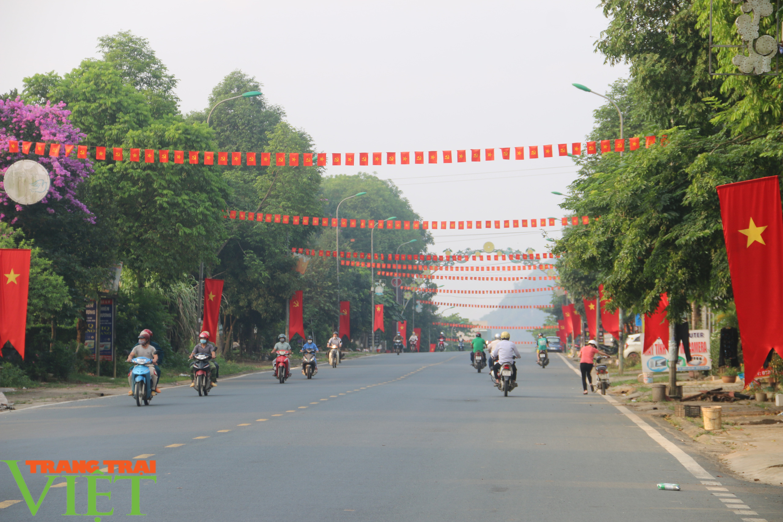 Chùm ảnh: Xứ Mường rợp bóng cờ hoa chào mừng ngày bầu cử - Ảnh 7. Chùm ảnh: Xứ Mường rợp bóng cờ hoa chào mừng ngày bầu cử - Ảnh 7.