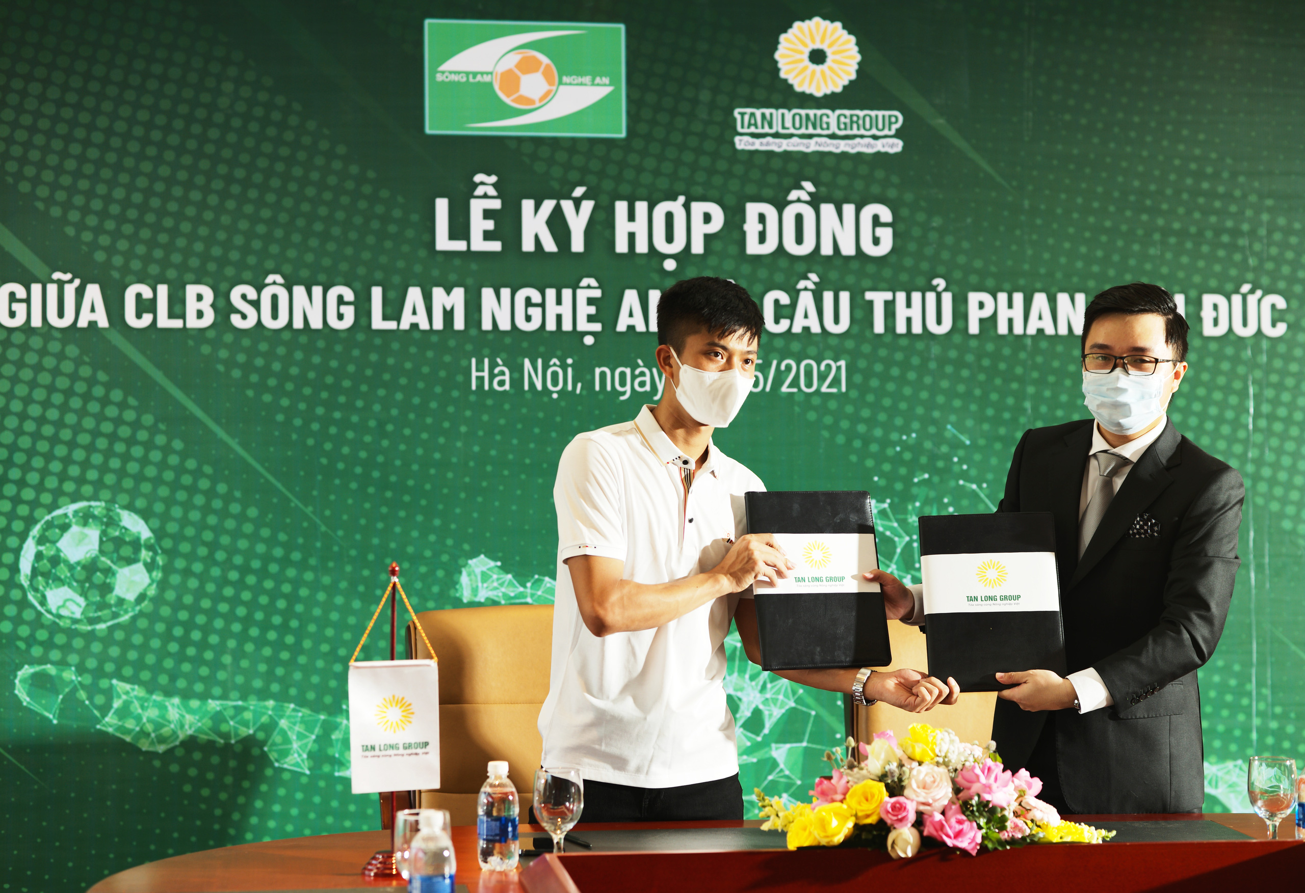 SLNA &quot;chơi lớn&quot;, Phan Văn Đức nhận &quot;lót tay&quot; 10,5 tỷ đồng - Ảnh 1.