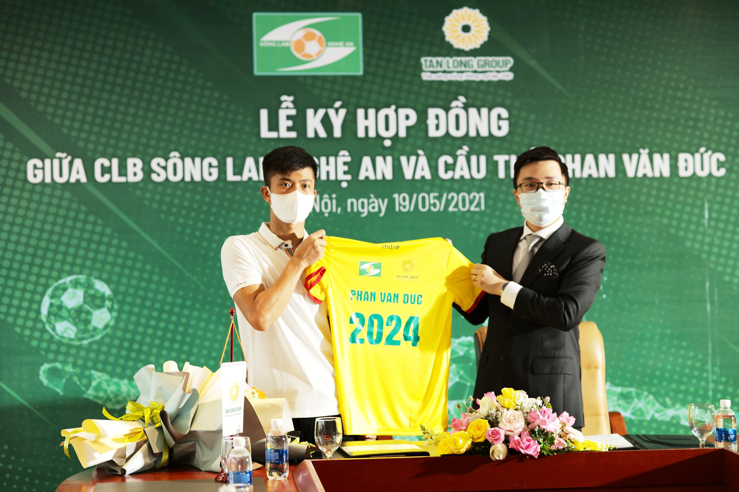 SLNA &quot;chơi lớn&quot;, Phan Văn Đức nhận &quot;lót tay&quot; 10,5 tỷ đồng - Ảnh 2.