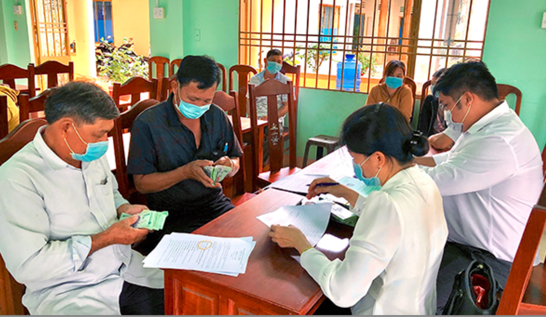 Đồng Nai: Hội Nông dân trao 1,9 tỷ vốn hỗ trợ cho nông dân nuôi bò, nuôi heo và trồng xoài - Ảnh 1.
